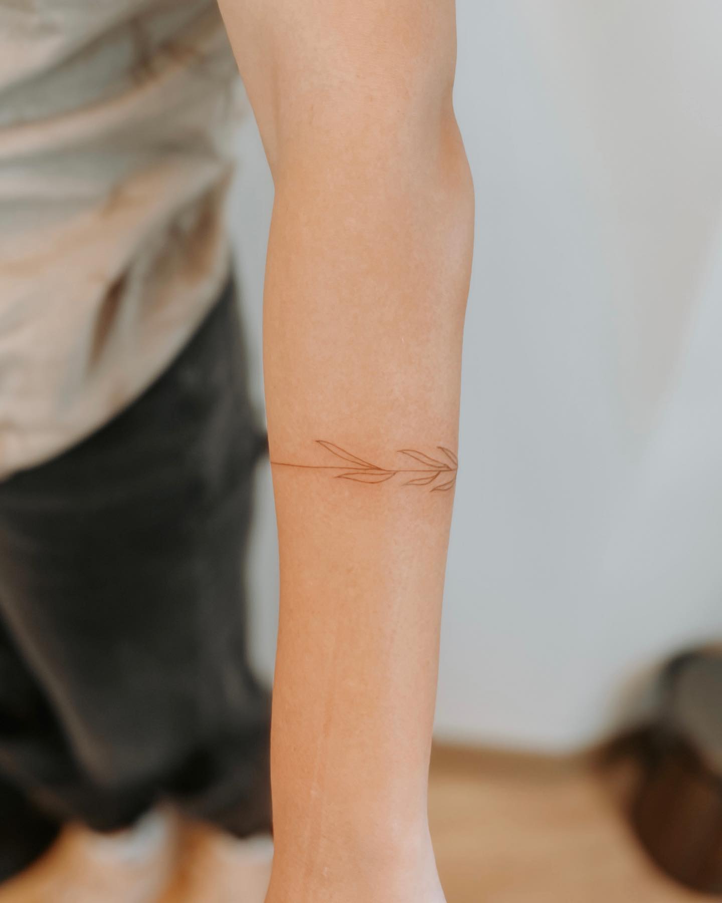Pequeño y delicado tatuaje de pulsera