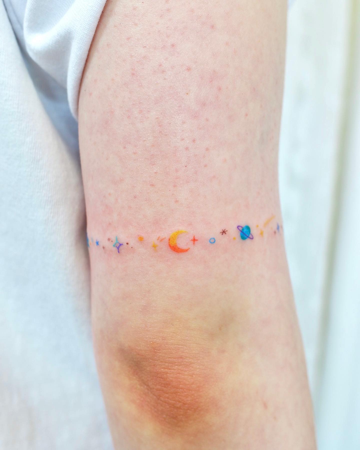 Tatuaje de Brazalete Colorido para Mujeres