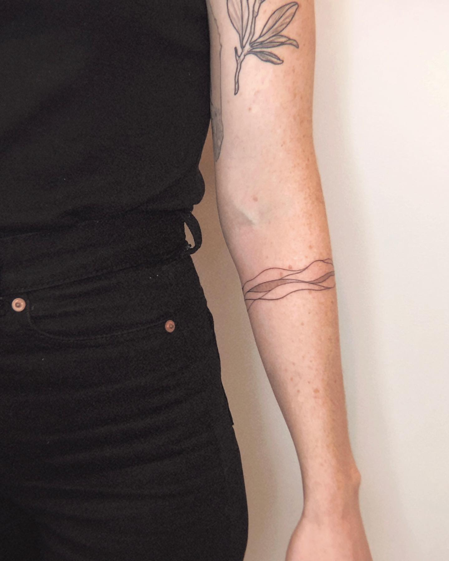 Tatuaje de brazalete impreso con ondas