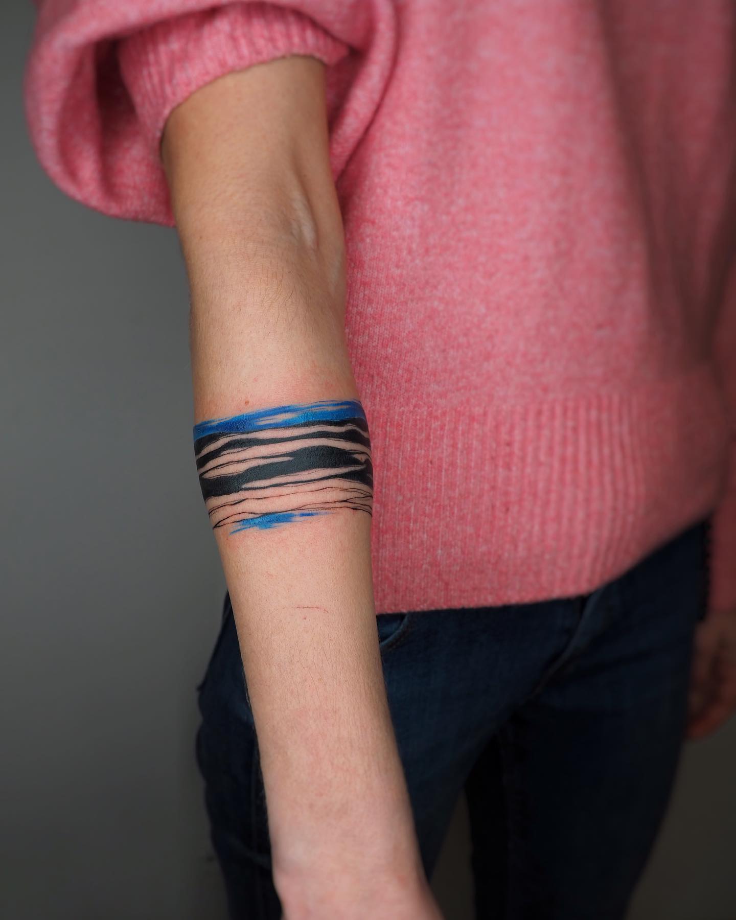 Tatuaje de brazalete inspirado en el mar
