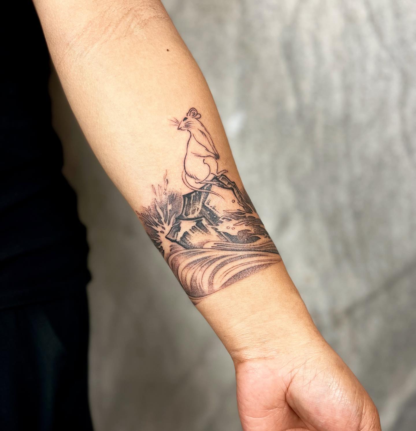 Tatuaje de brazalete inspirado en la naturaleza.