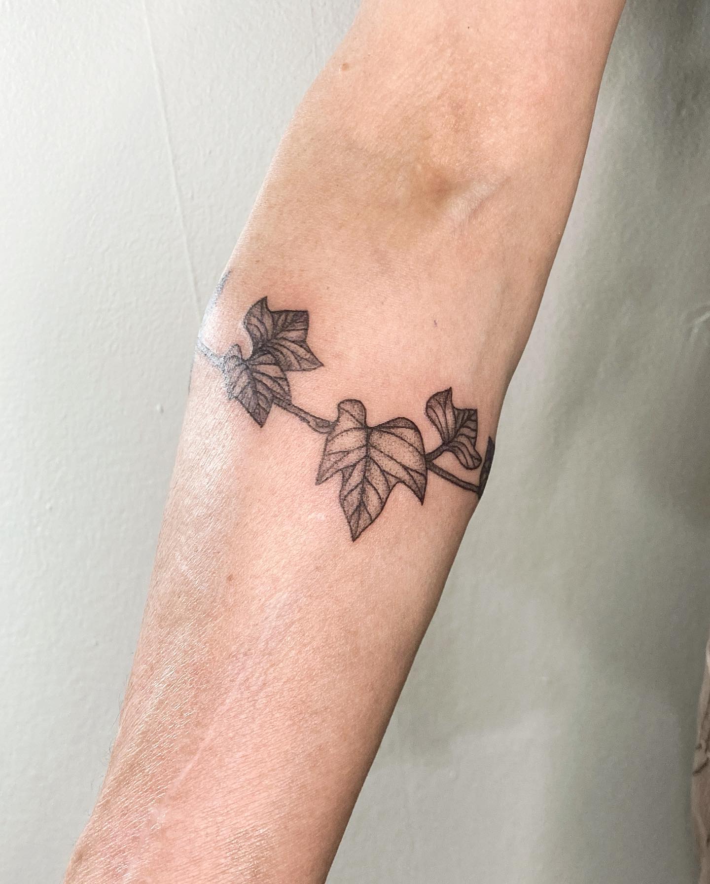 Tatuaje de brazalete simple y pequeño