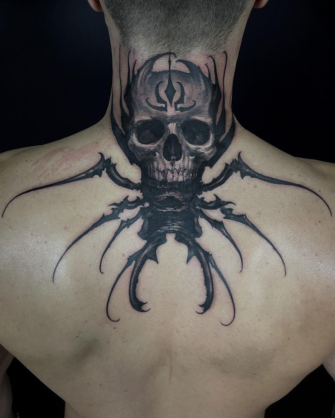 Tatuaje de calavera en la nuca.