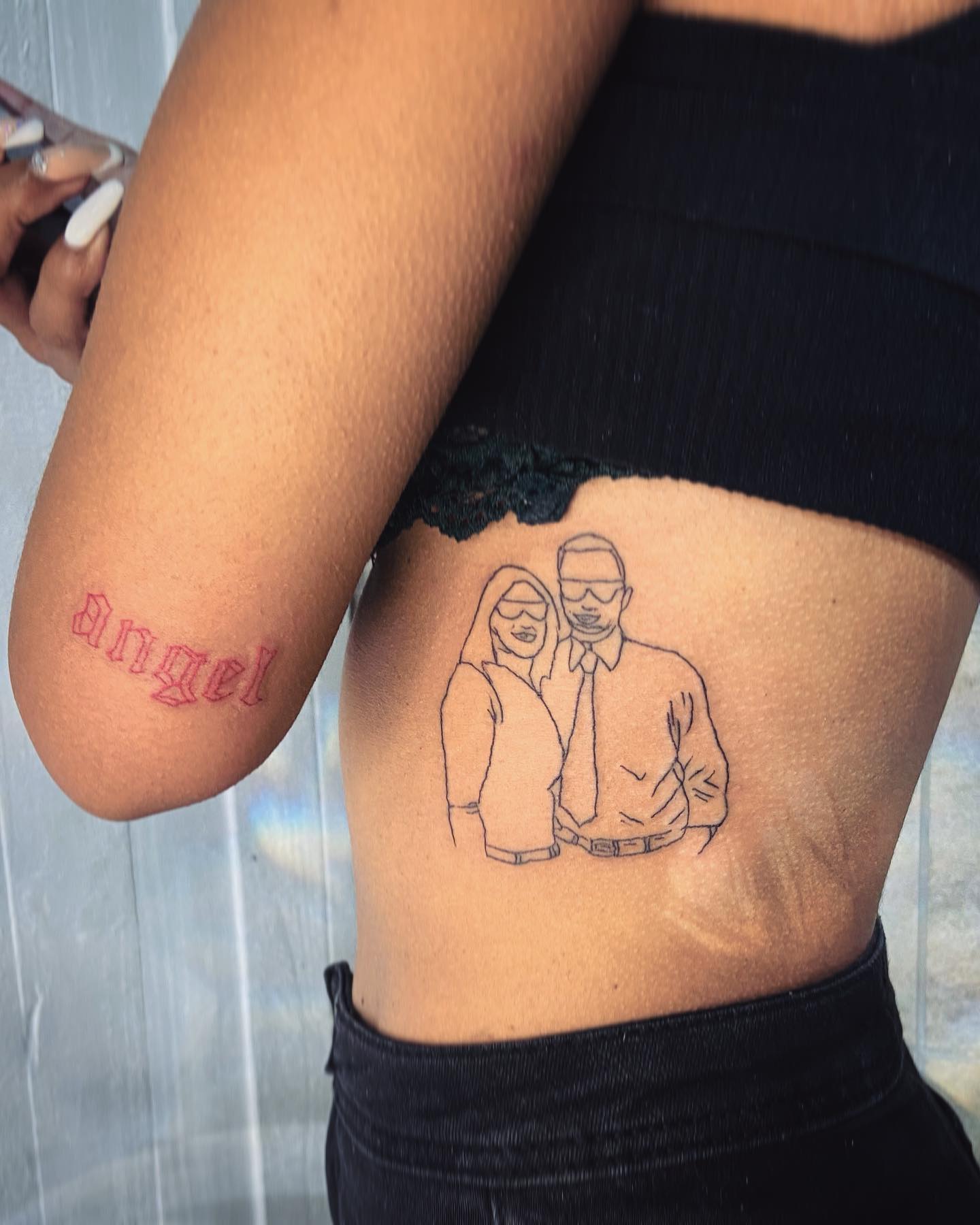 Tatuaje de contorno de pareja en las costillas laterales.