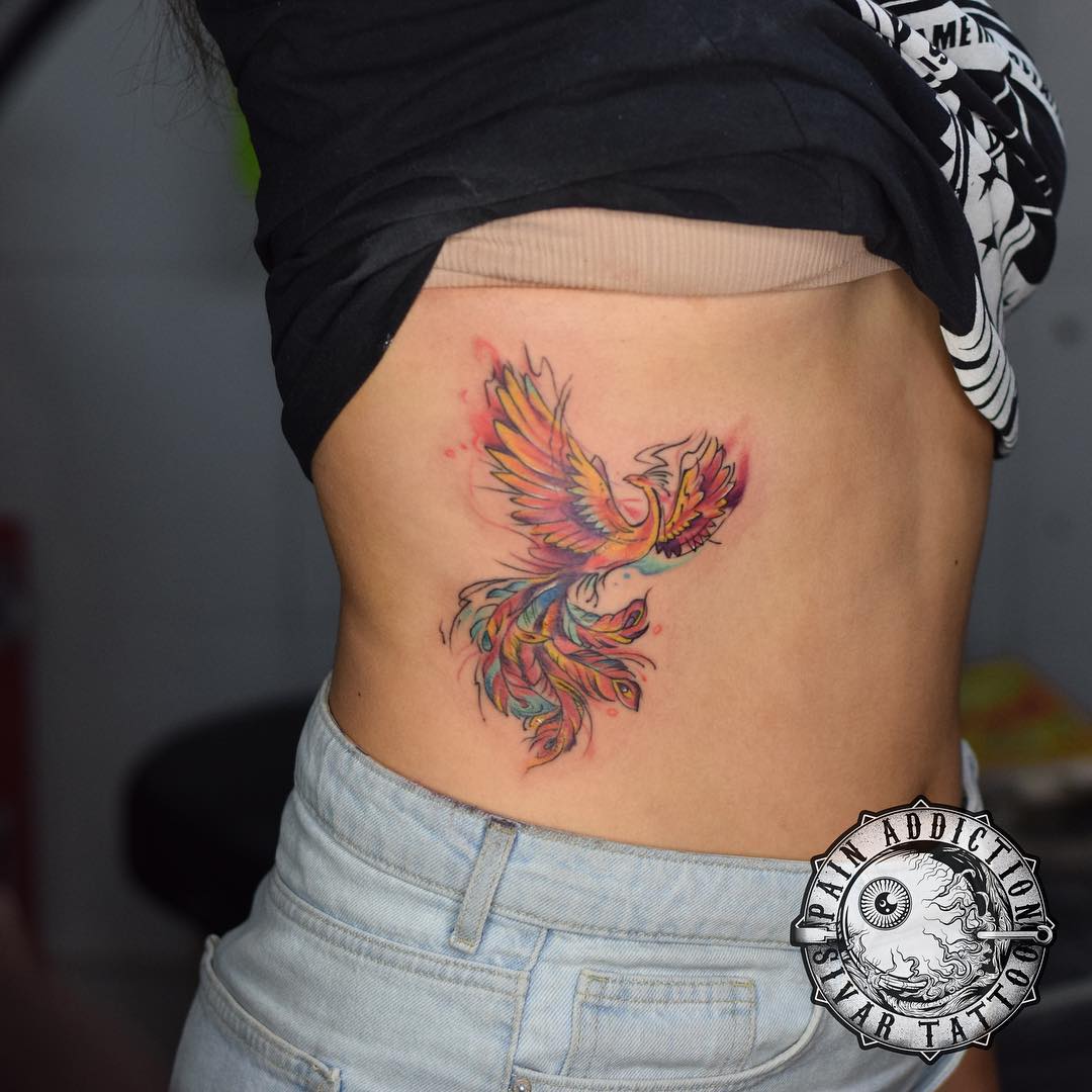 Tatuaje de costado de costilla con flor azul