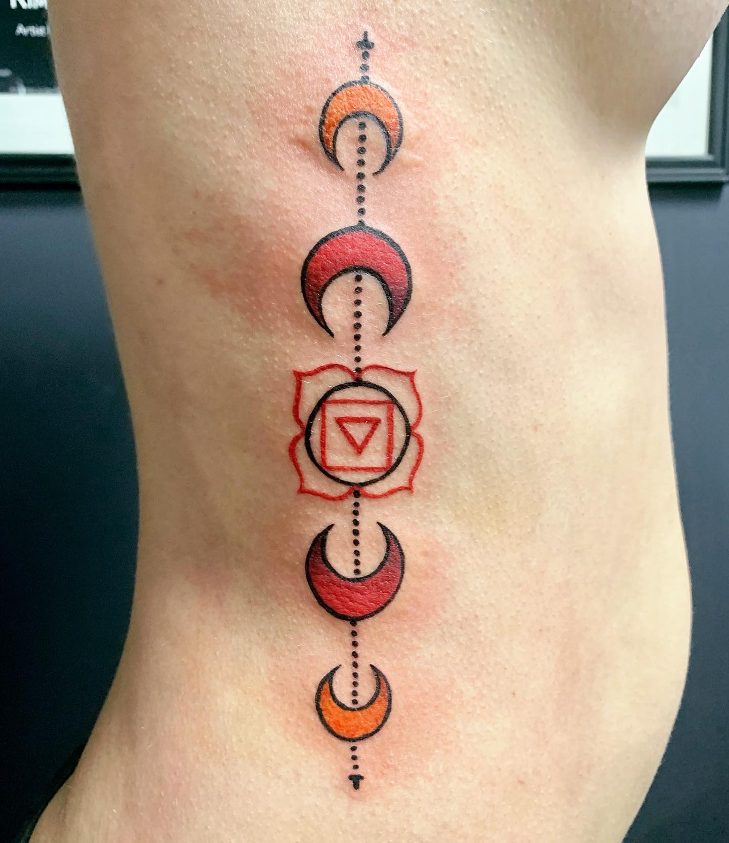 Tatuaje de costado de costilla de Dragón Rojo