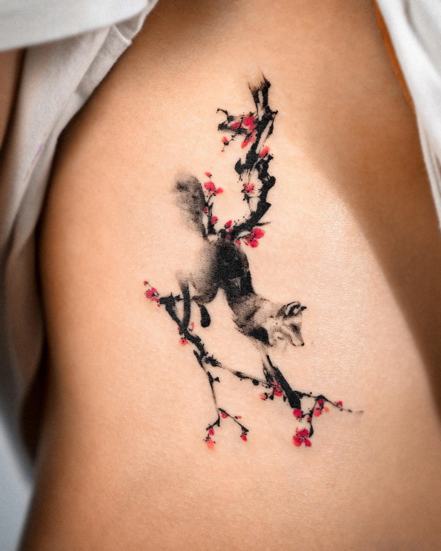 Tatuaje de costilla de gran tamaño