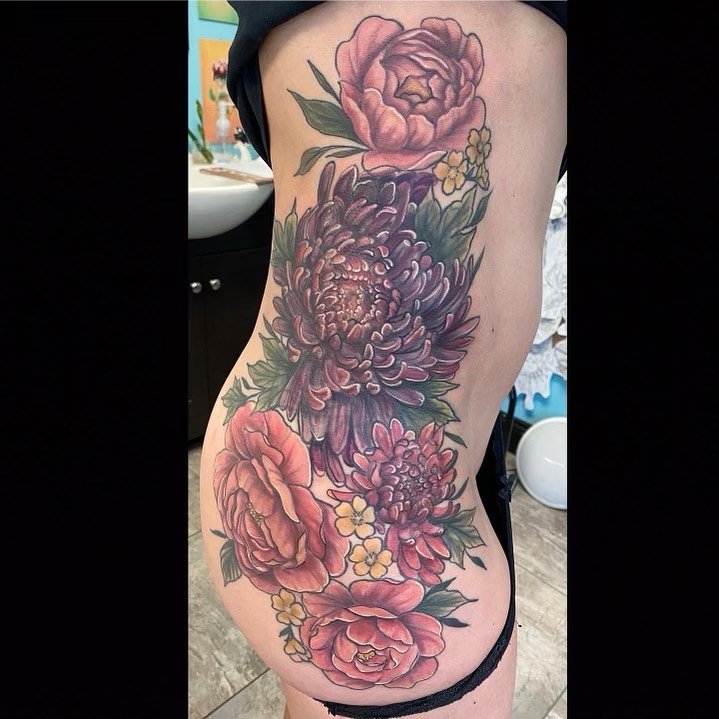 Tatuaje de costilla de la cresta lateral
