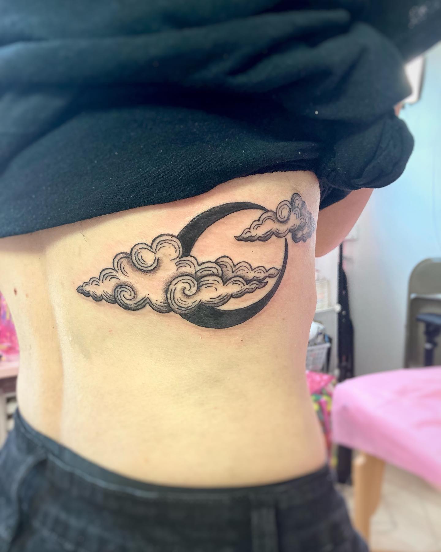 Tatuaje de costilla en el lado de la nube