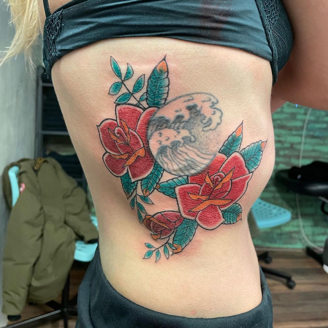 Tatuaje de costilla lateral con una fecha en números romanos.