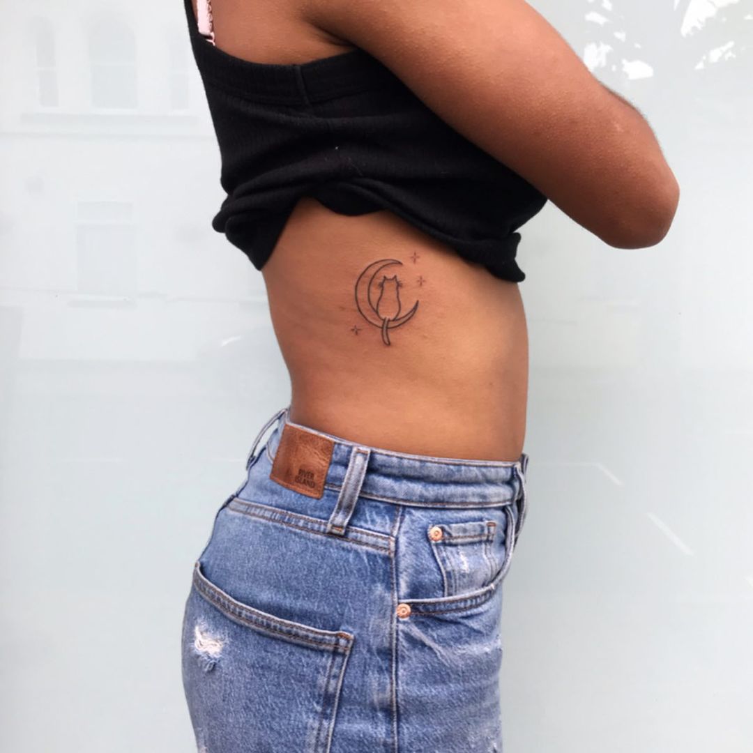 Tatuaje de costilla lateral de gato y luna