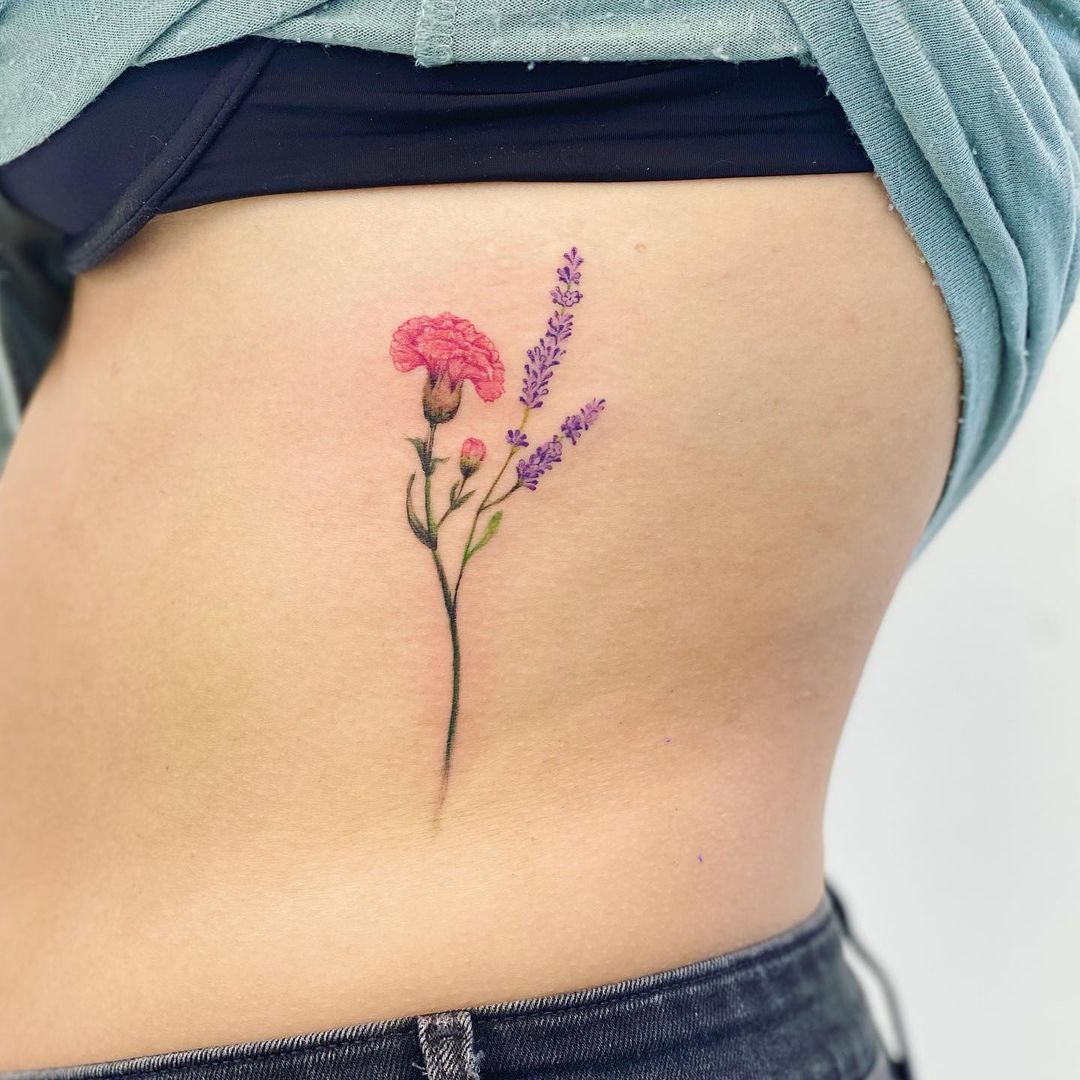 Tatuaje de costillas de pájaro en el costado