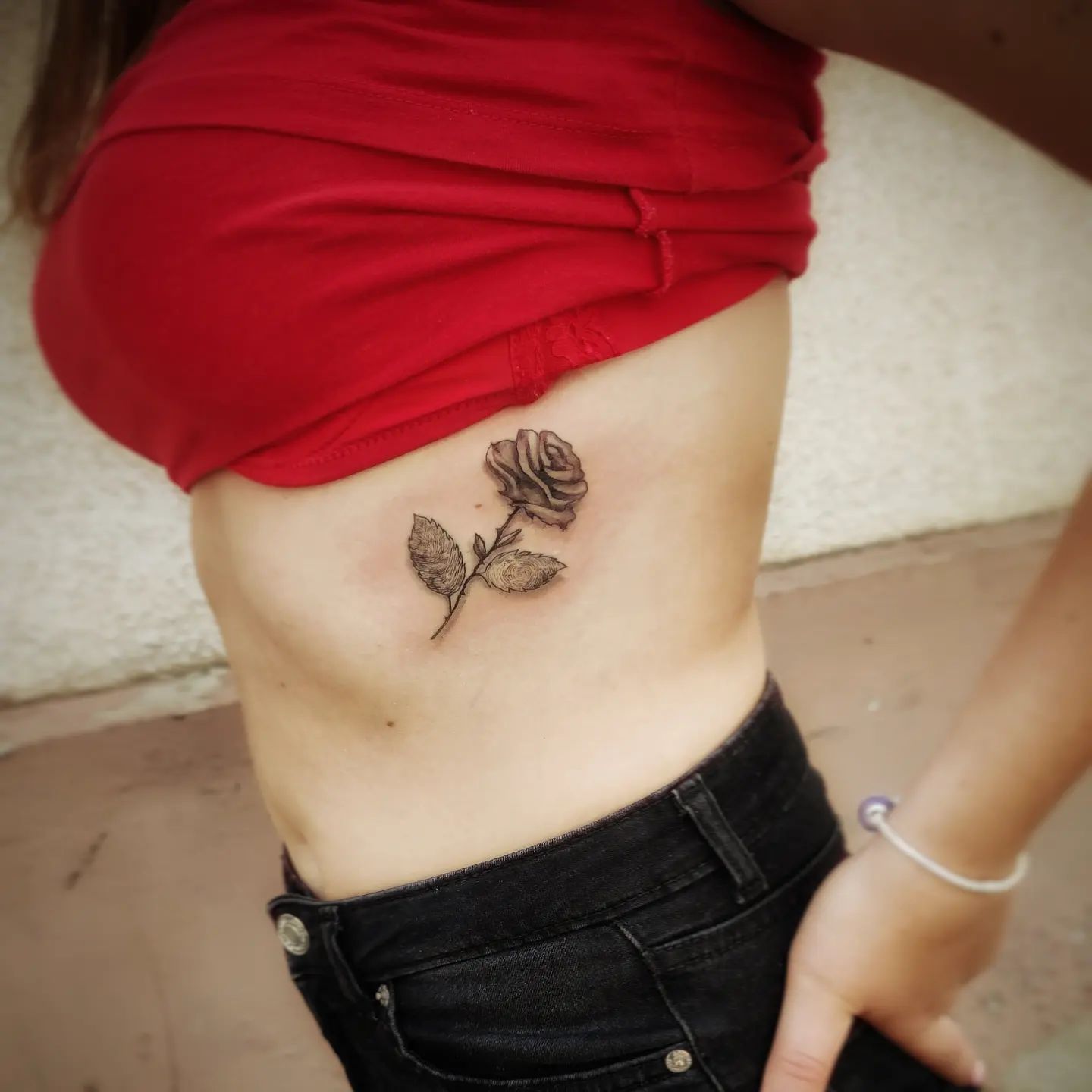 Tatuaje de costillas laterales de rosa