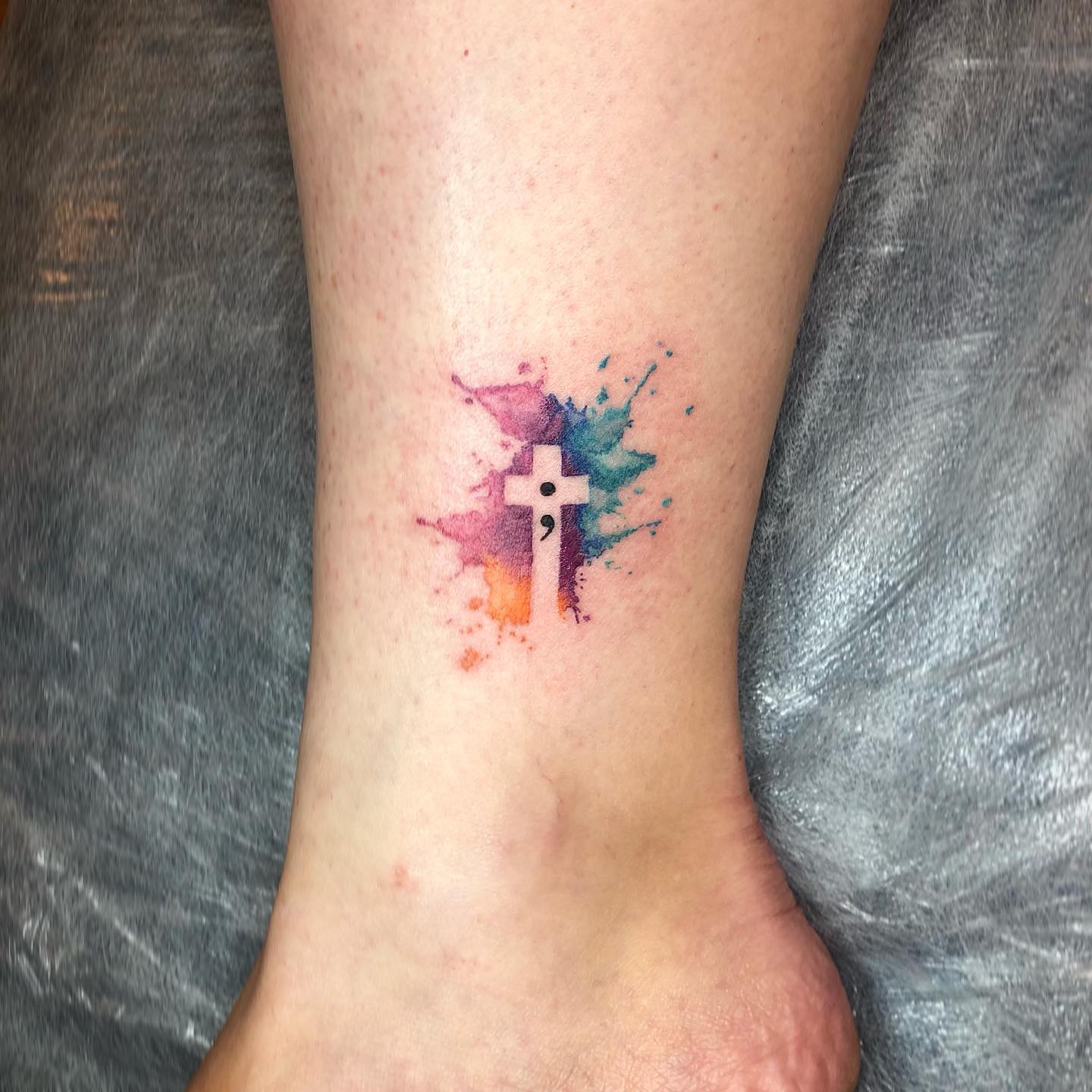 Tatuaje de Cruz Punto y Coma Colorido.