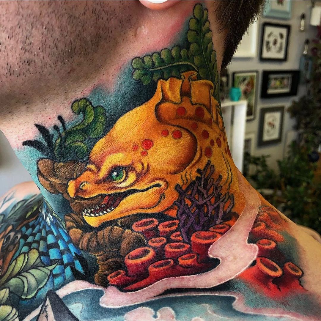 Tatuaje de cuello de dinosaurio para hombres.