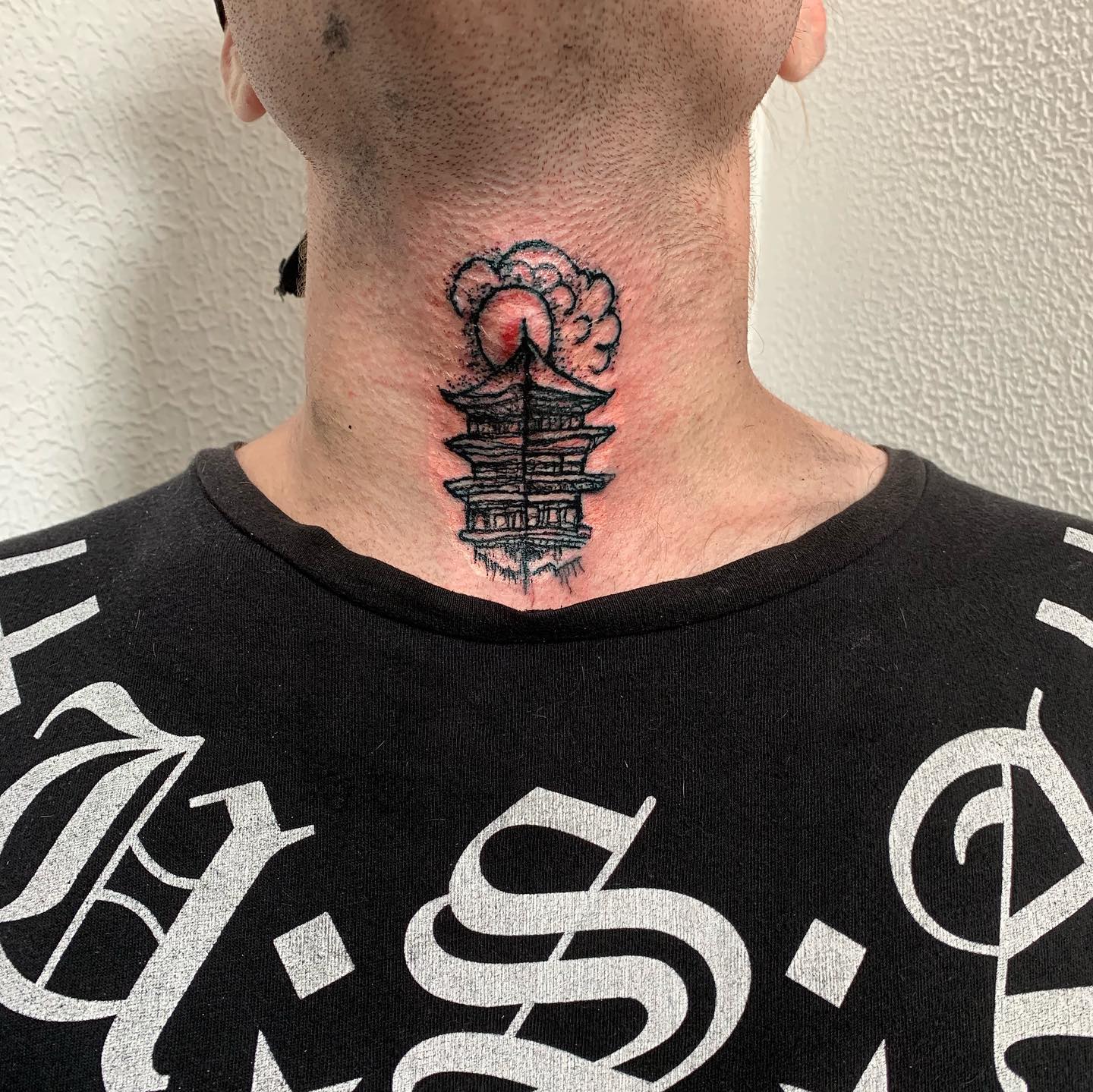 Tatuaje de cuello delantero de Pagoda