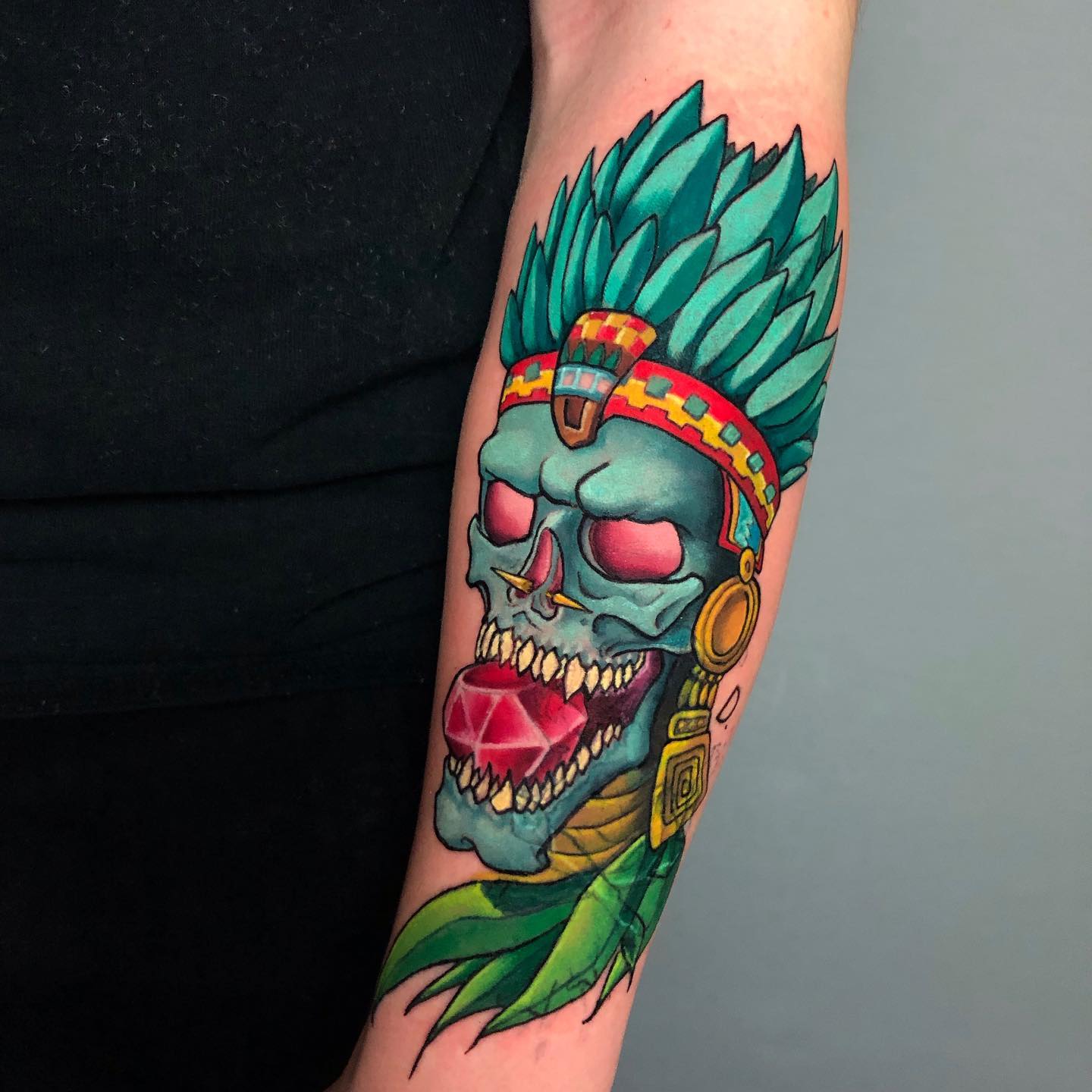 Tatuaje de encubrimiento de calavera de neón