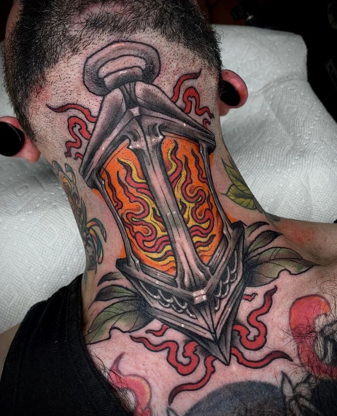 Tatuaje de farol de colores en el cuello