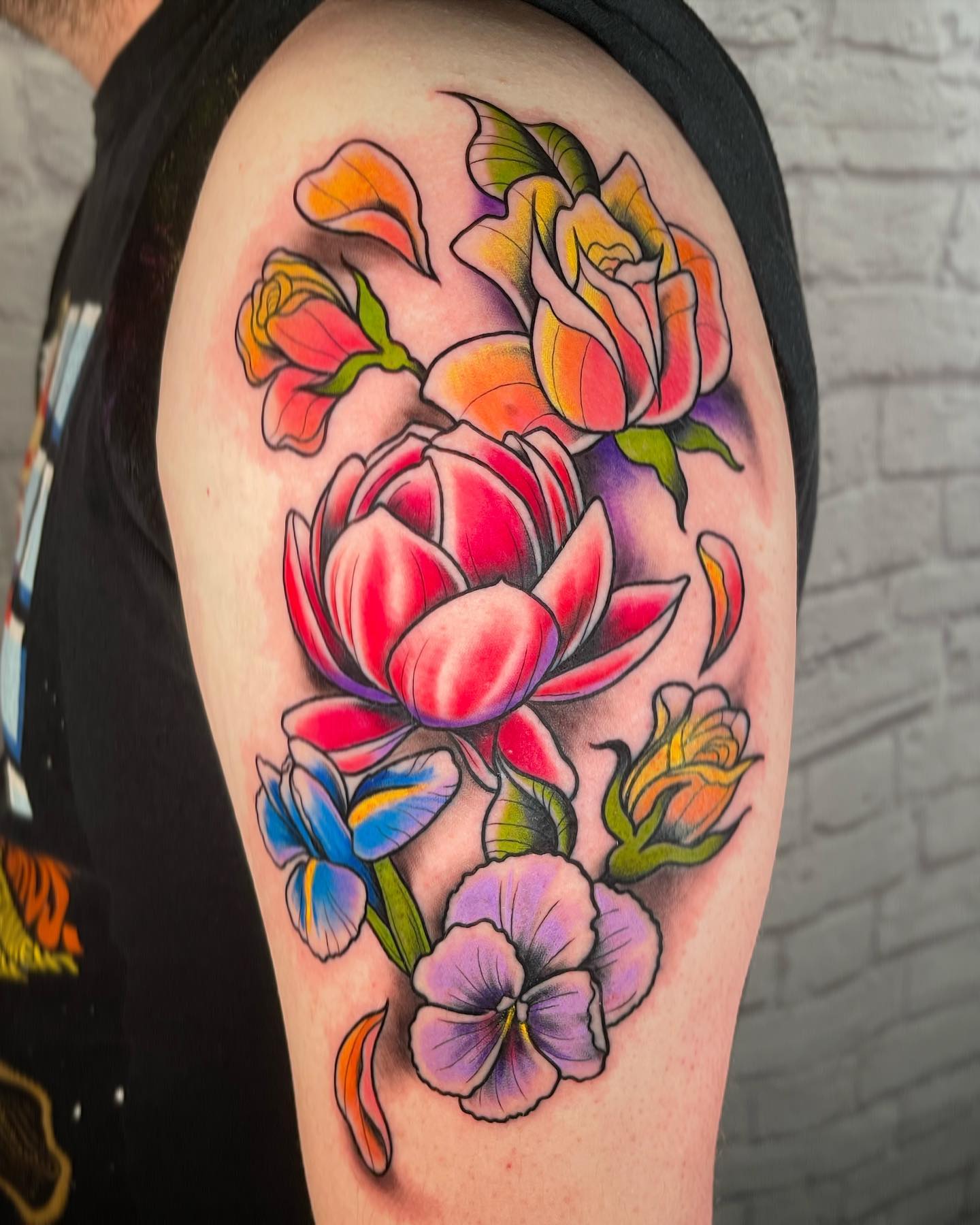 Tatuaje de Loto con Hombro Colorido