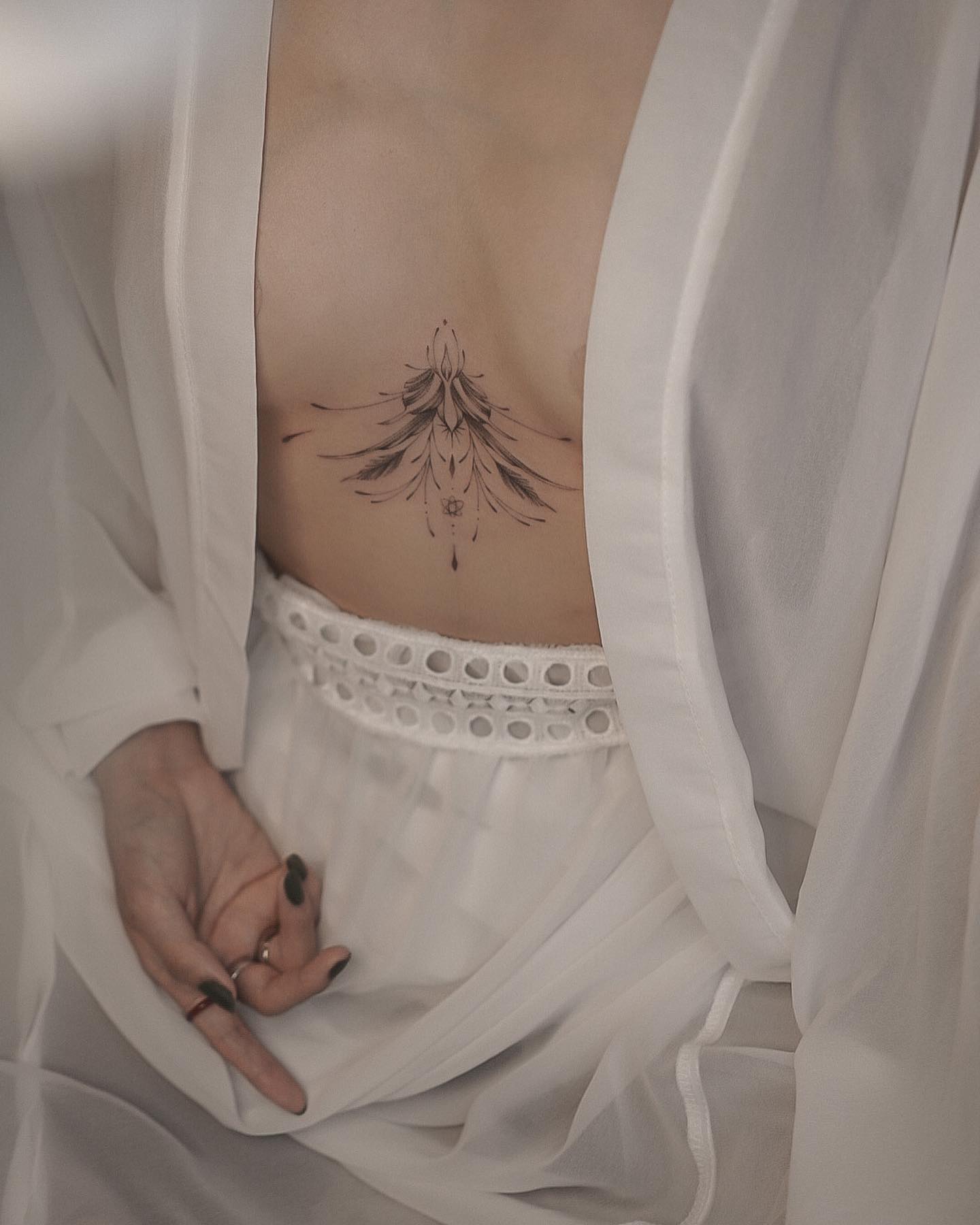 Tatuaje de Loto debajo del pecho