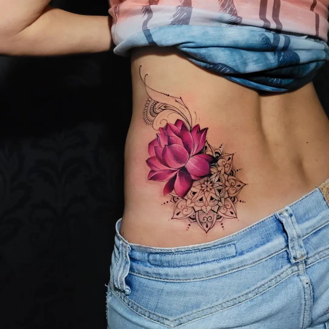 Tatuaje de Loto en la Espalda