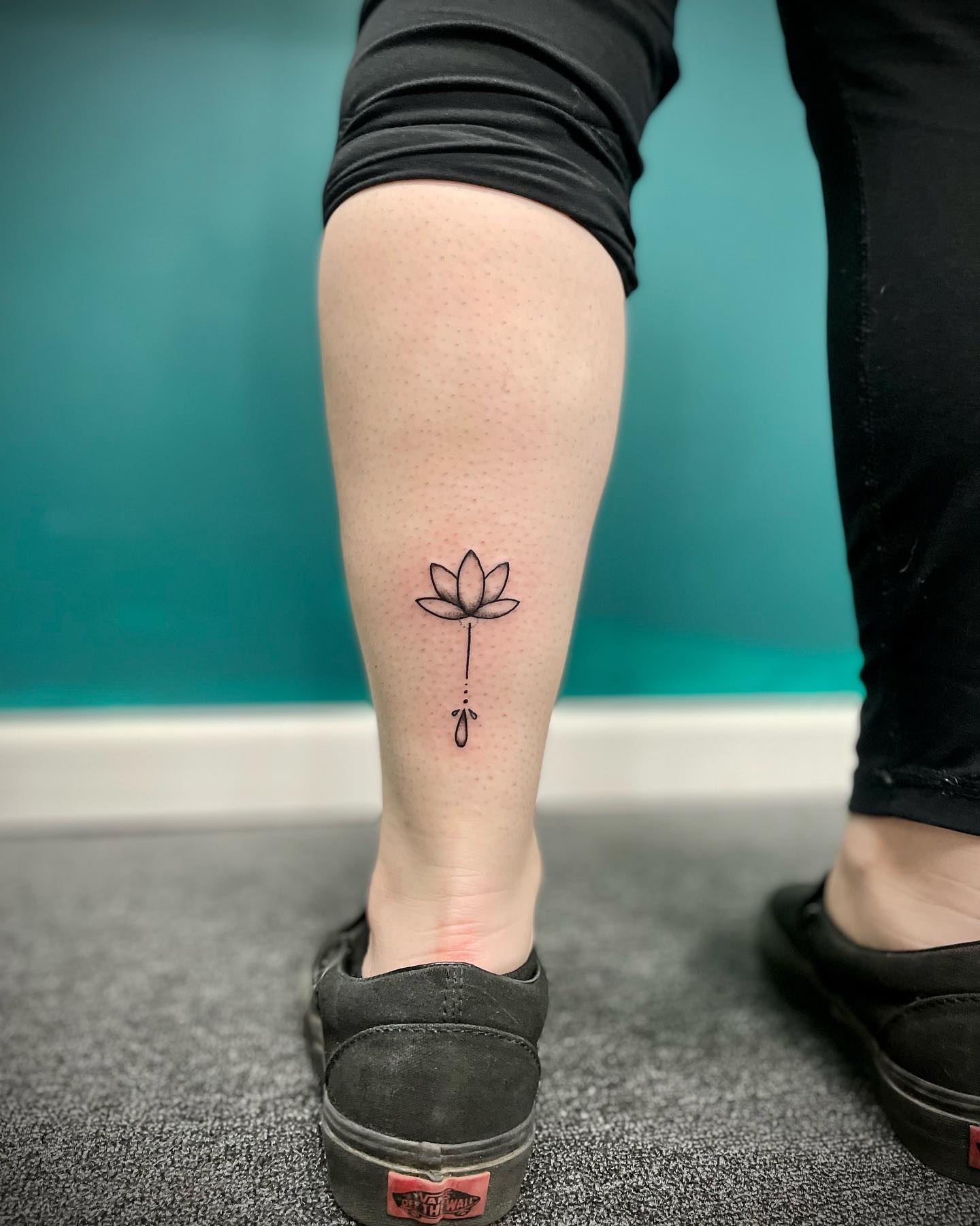 Tatuaje de loto en la pantorrilla
