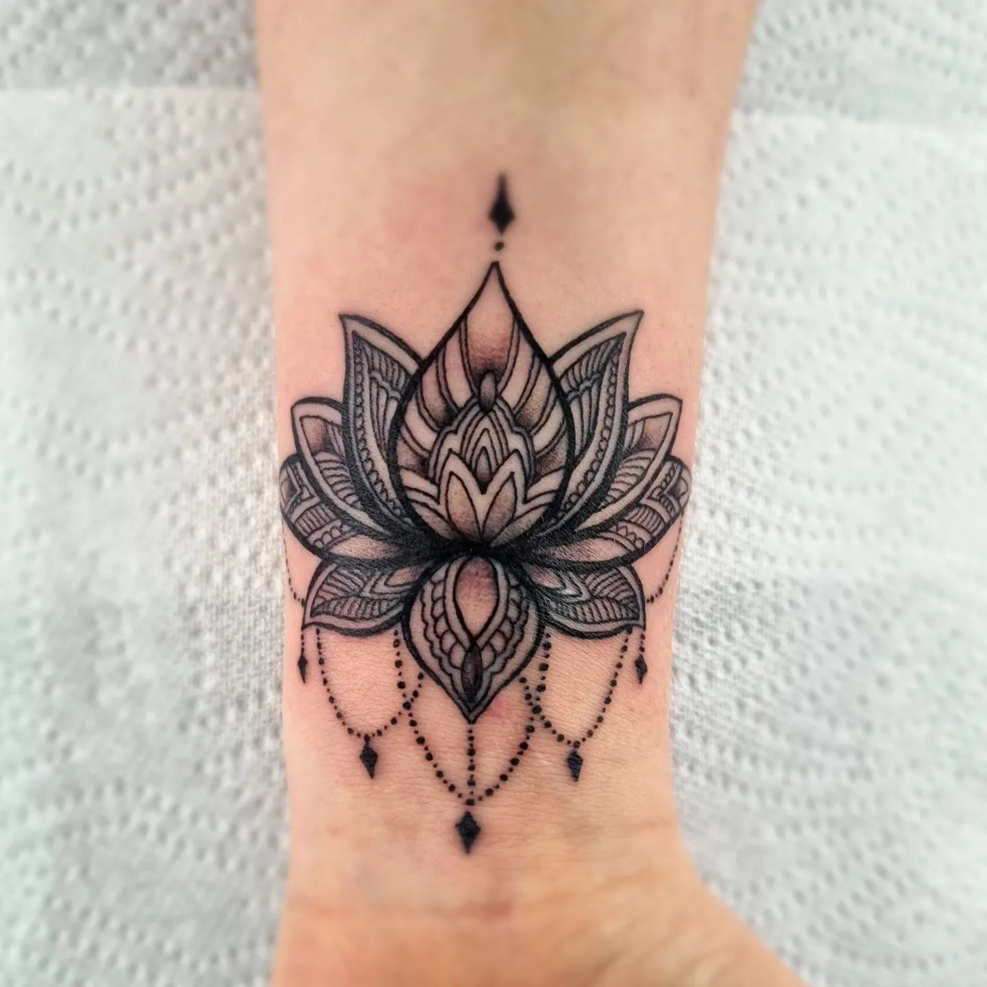Tatuaje de Loto Femenino Negro