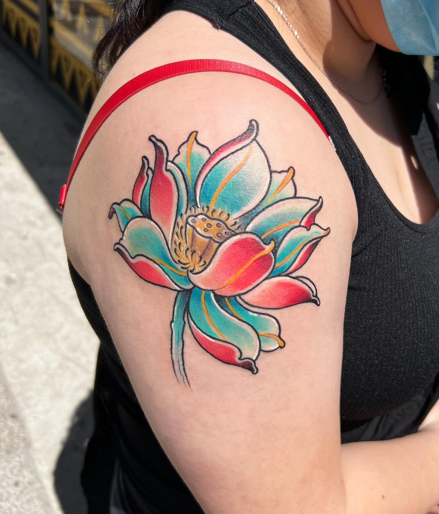 Tatuaje de Loto Rojo y Azul
