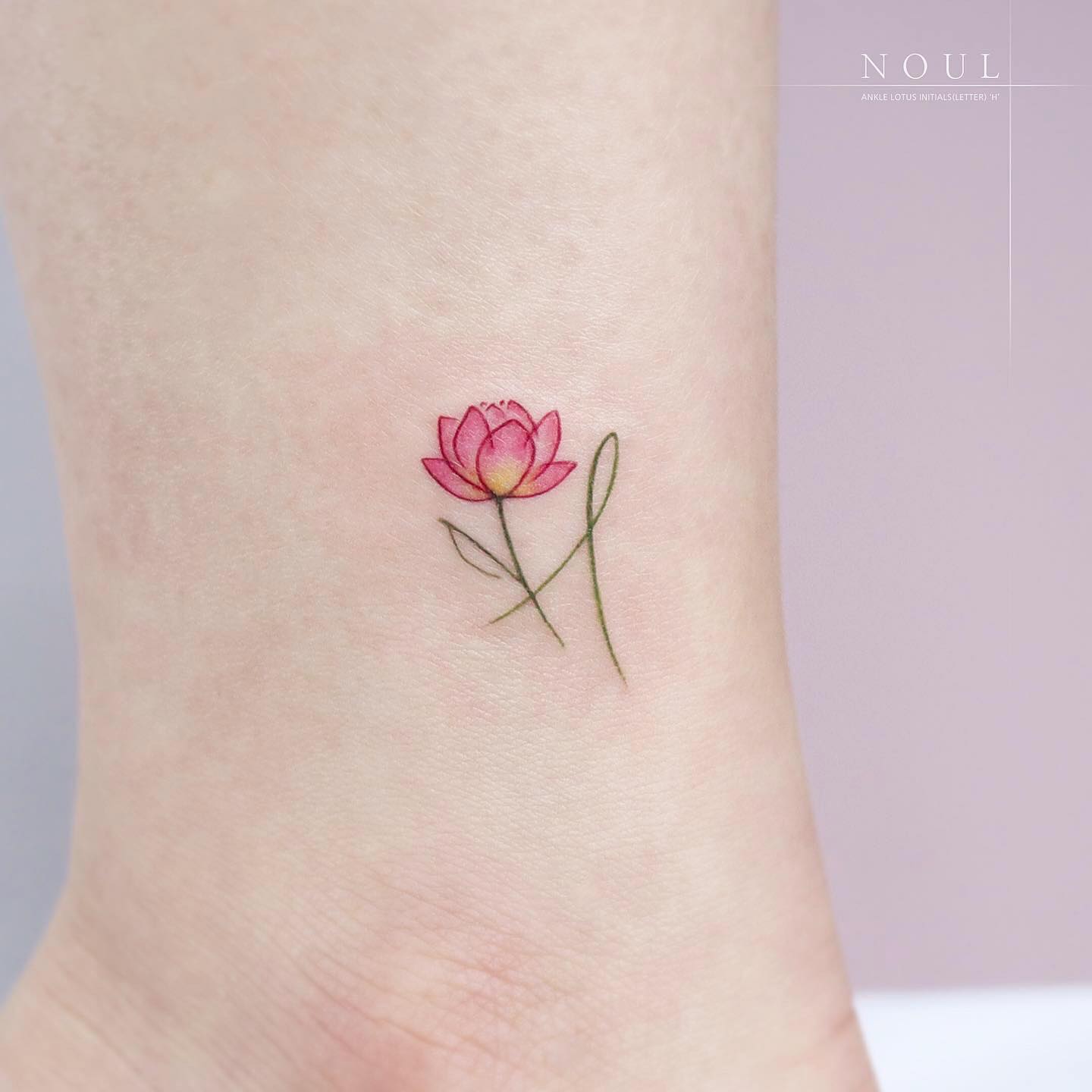 Tatuaje de Loto Rosado en el Tobillo