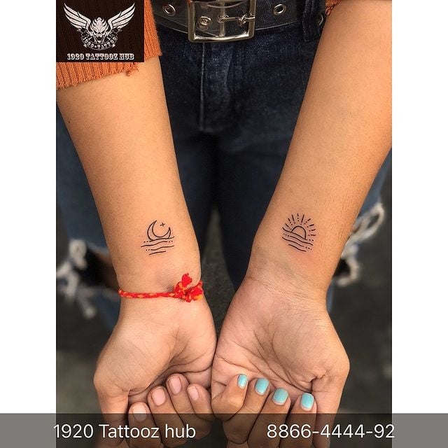 Tatuaje de luna descendente.