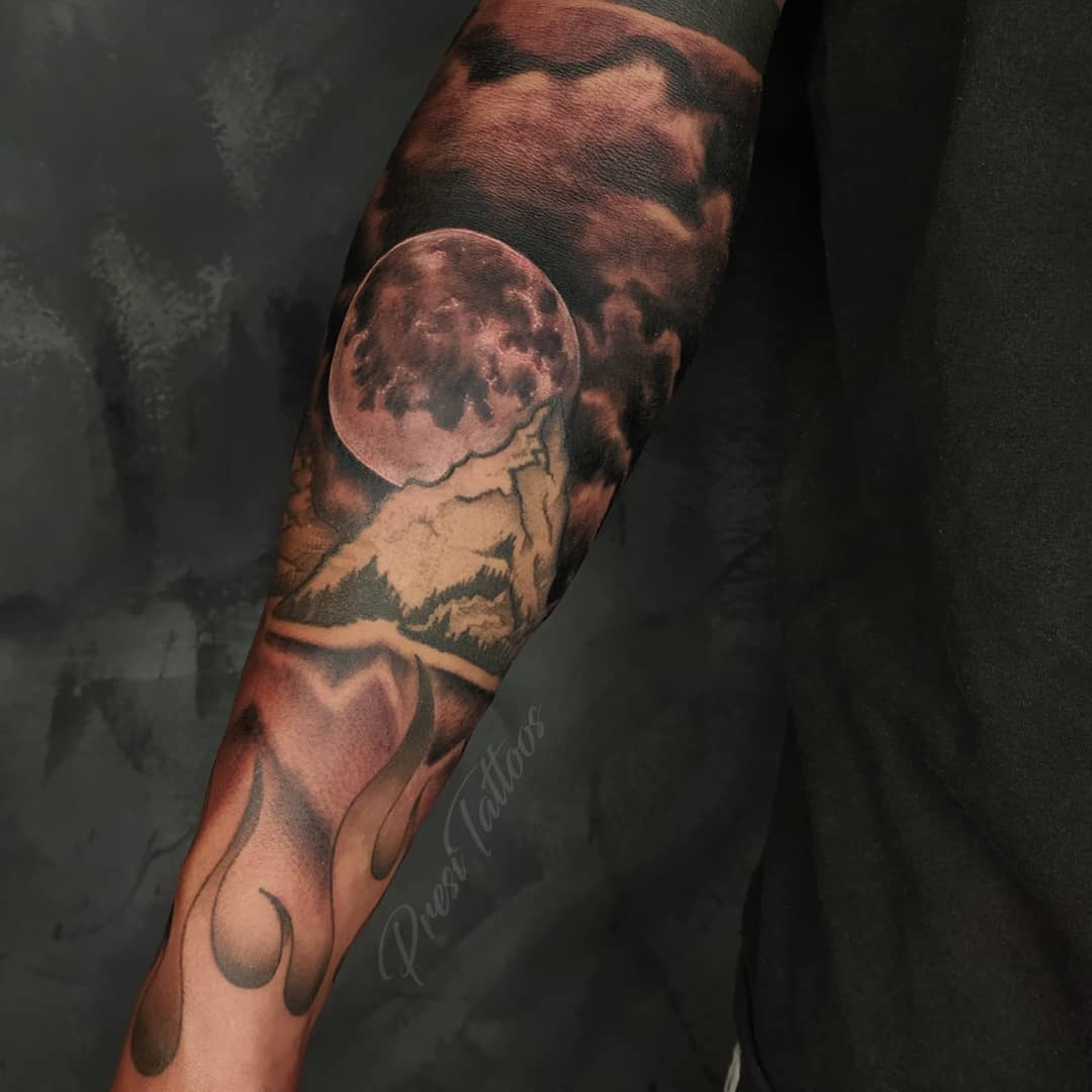 Tatuaje de Luna en todo el Brazo