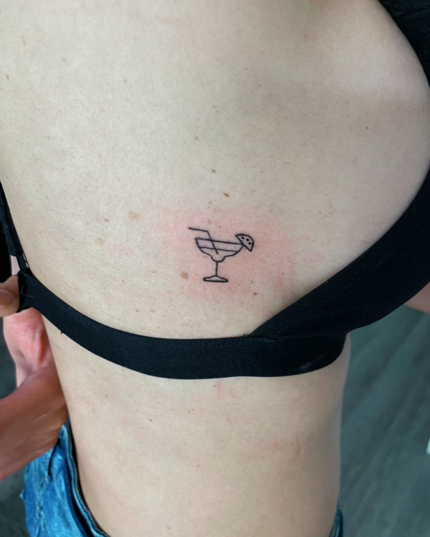 Tatuaje de Margarita en las Costillas Laterales