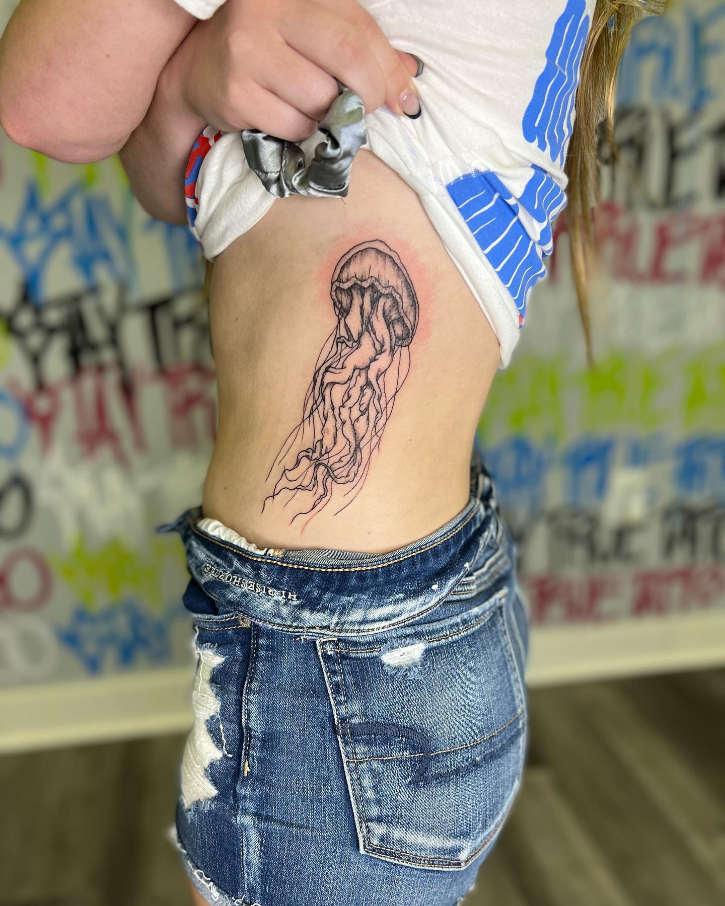 Tatuaje de medusa negra en costado de costilla
