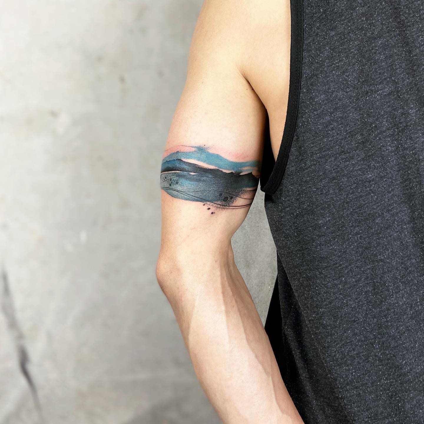 Tatuaje de Pulsera con Pequeñas Olas
