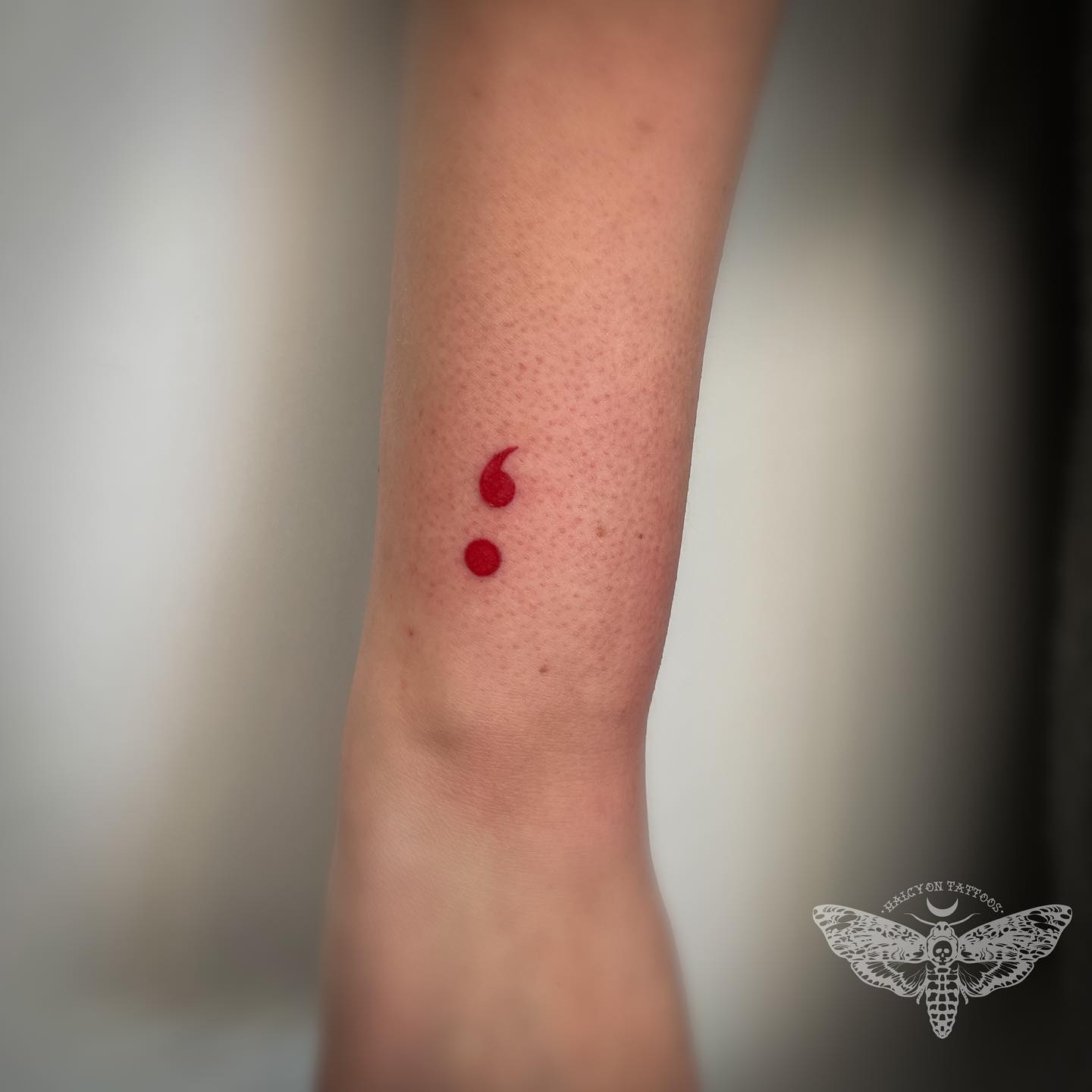 Tatuaje de Punto y Coma Rojo