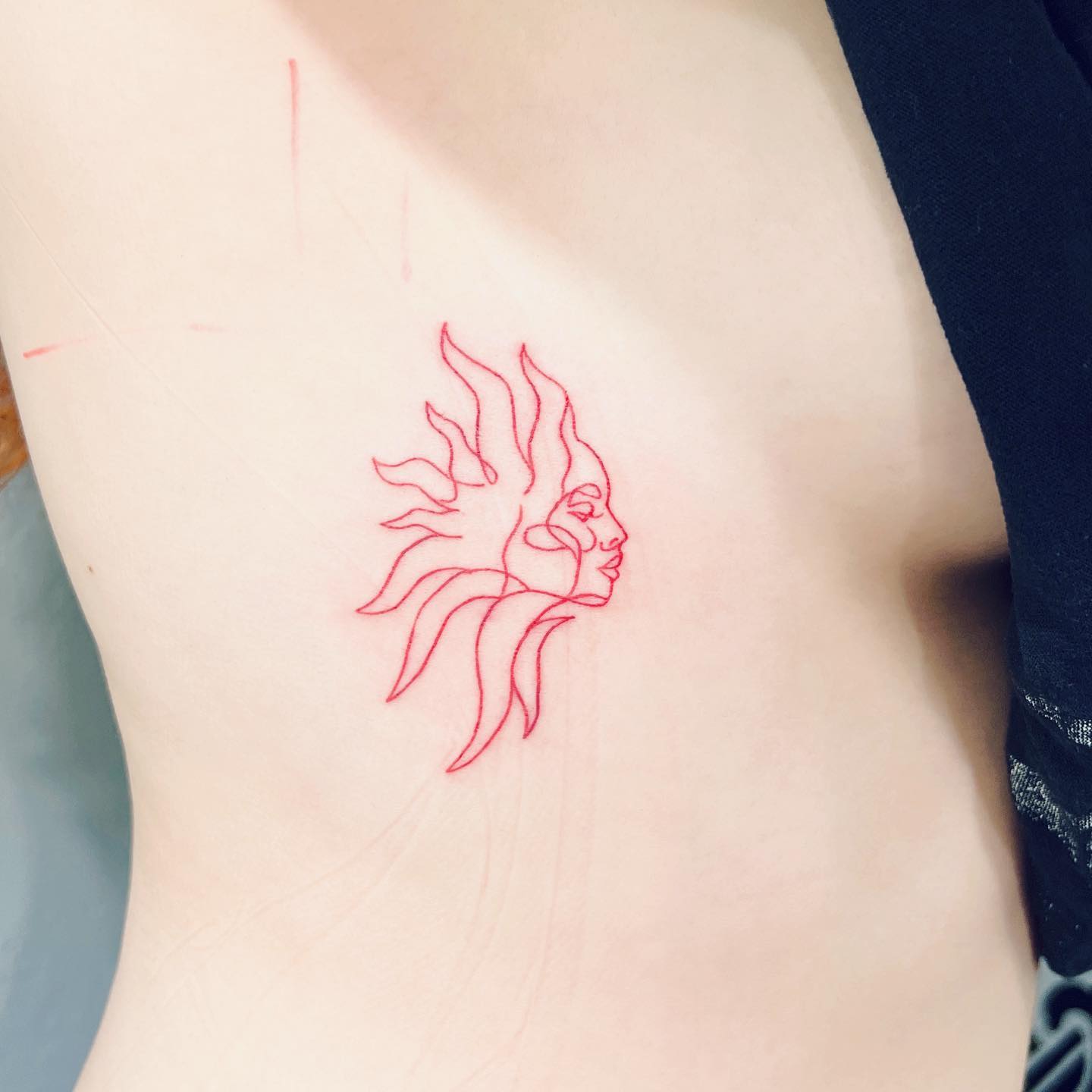 Tatuaje de Yin Yang de peces Koi en las costillas laterales.