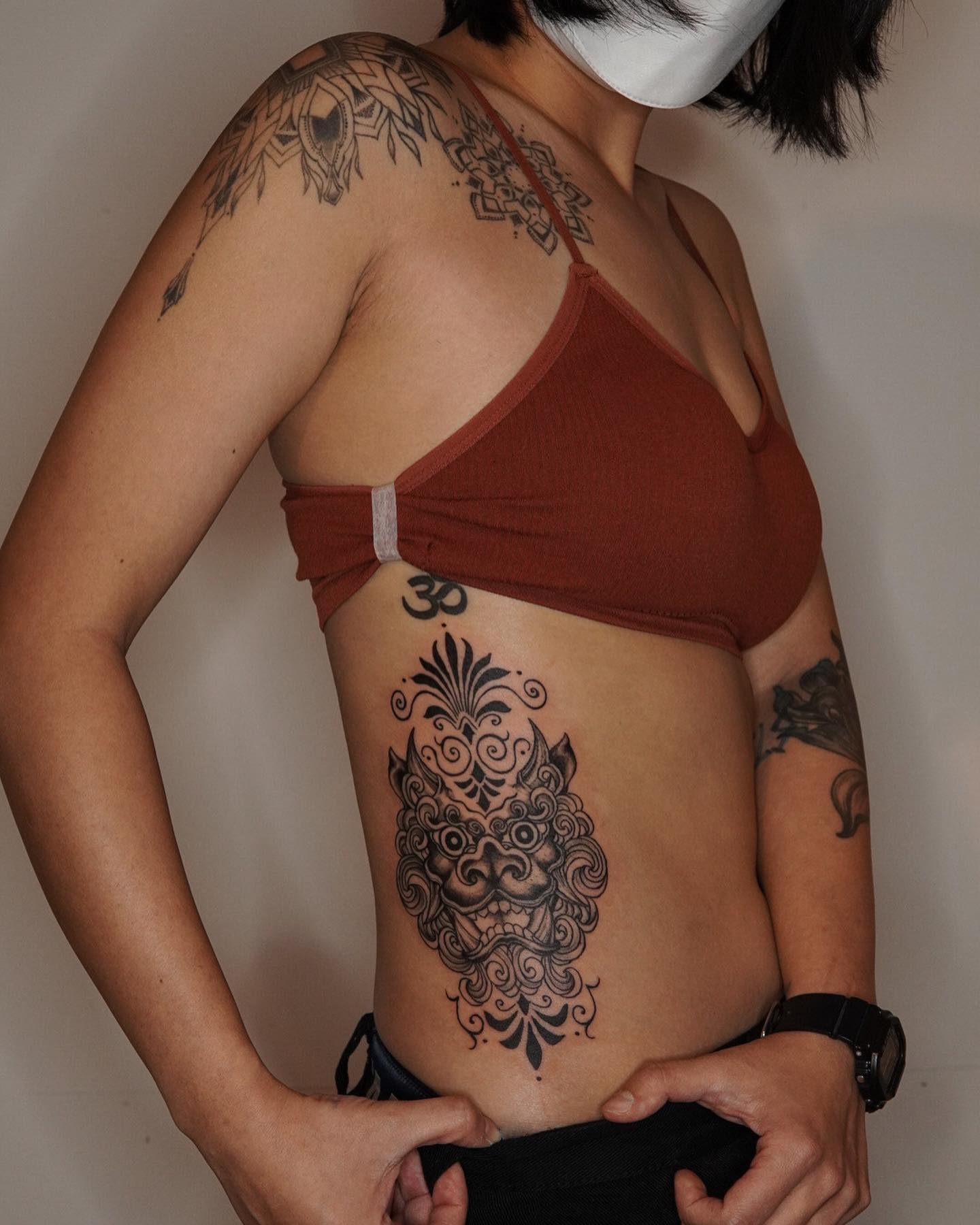 Tatuaje decorativo de costilla lateral de Foo Dog