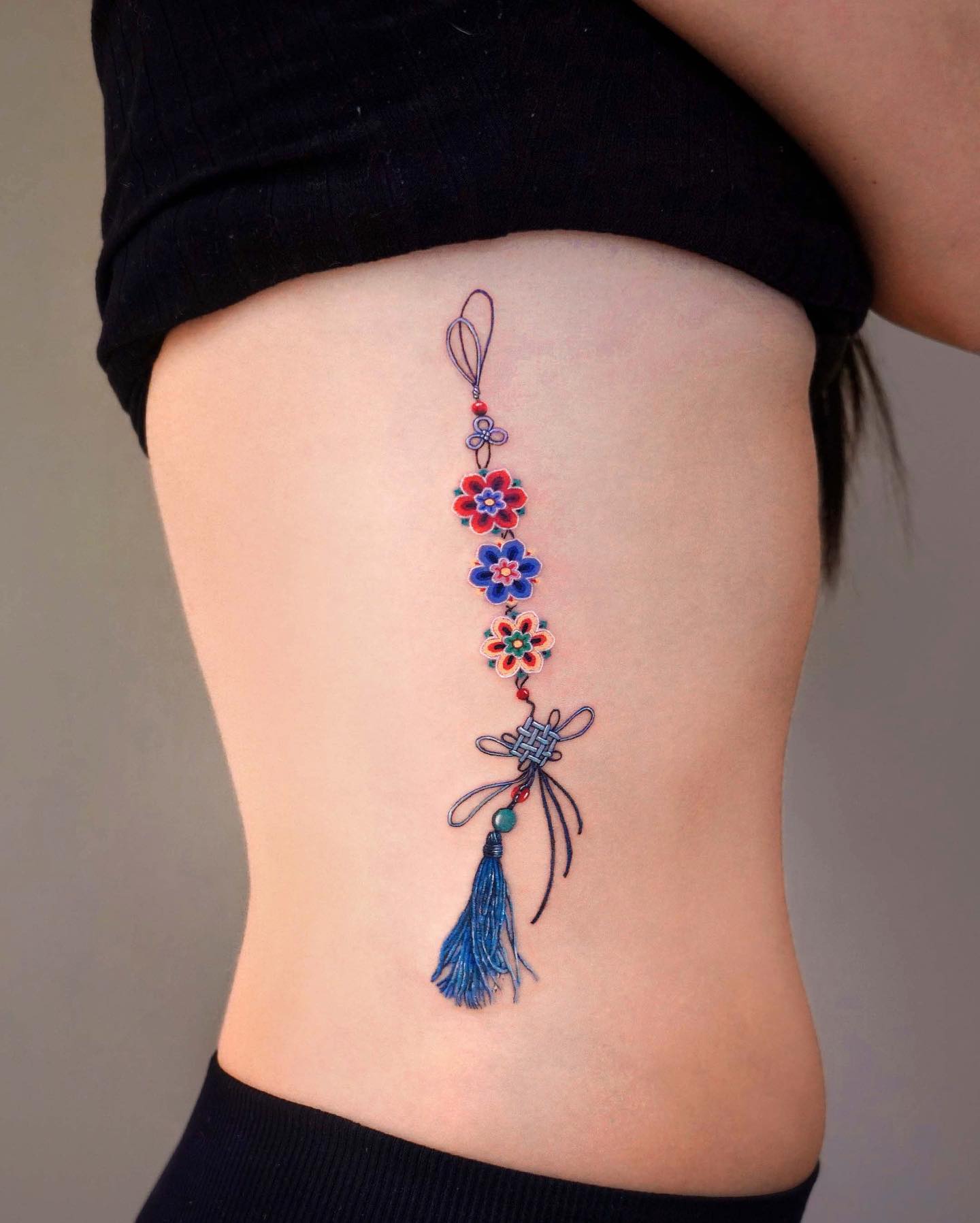 Tatuaje del ojo malvado en las costillas.