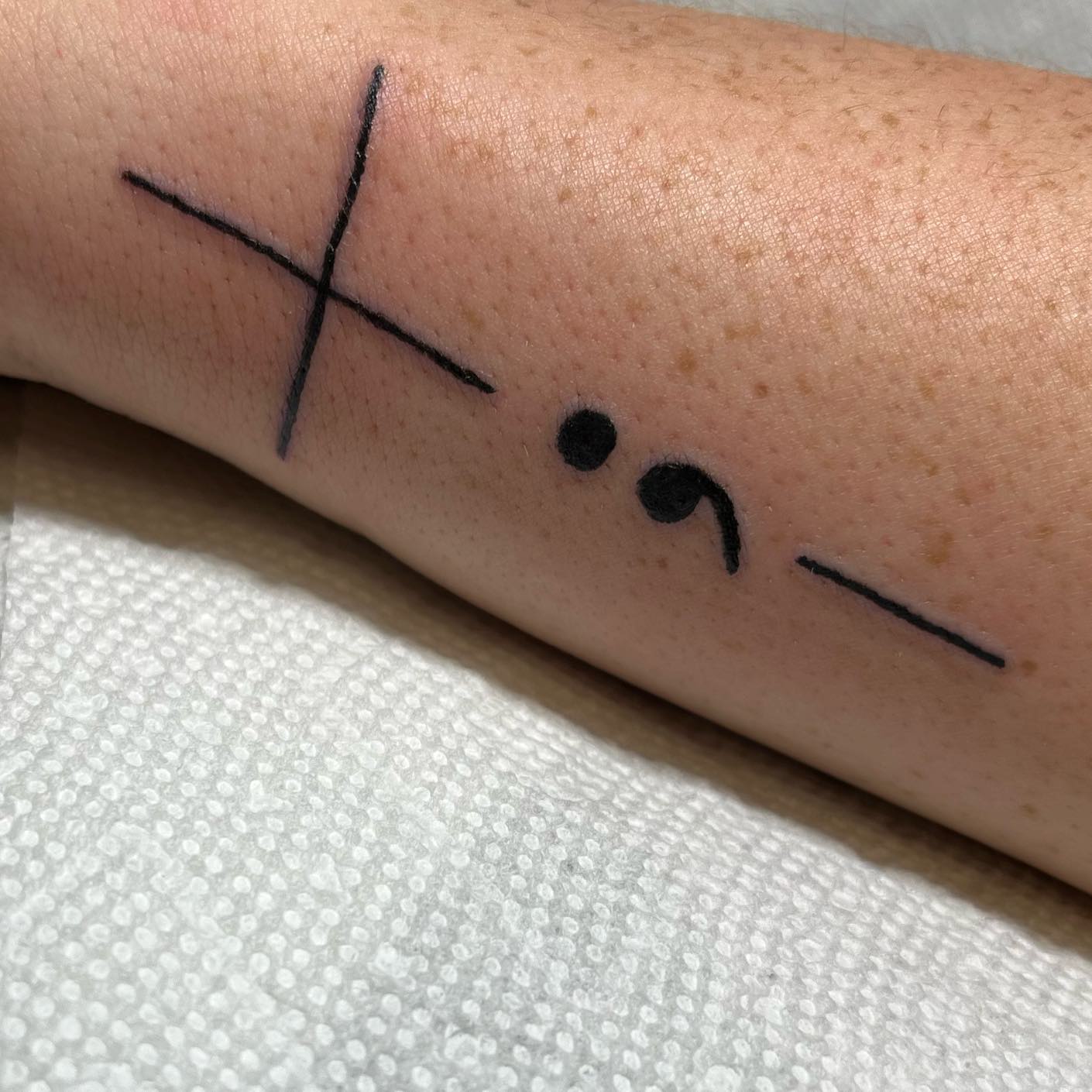 Tatuaje del Punto y Coma con Cruz Negra