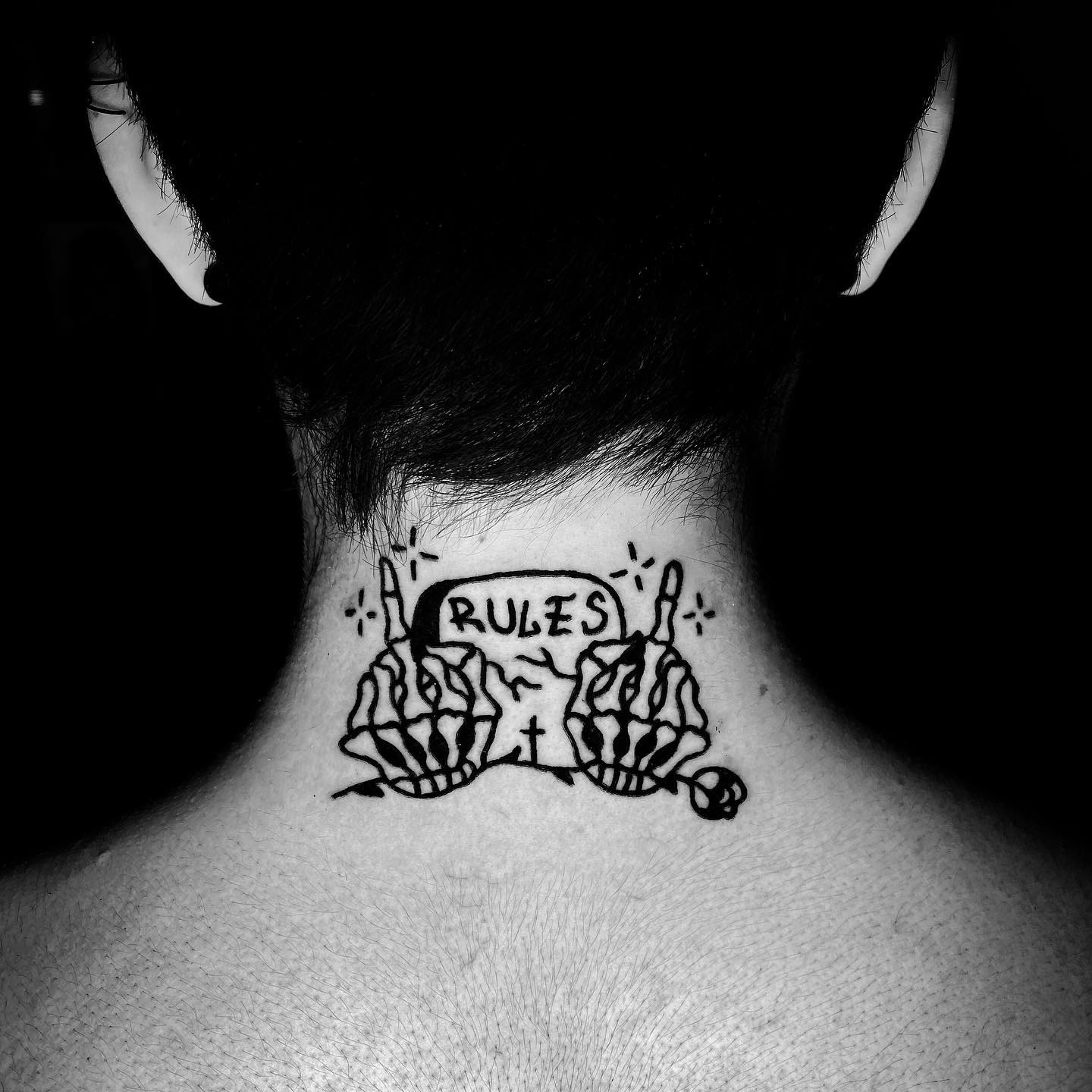 Tatuaje estimulante de cuello posterior