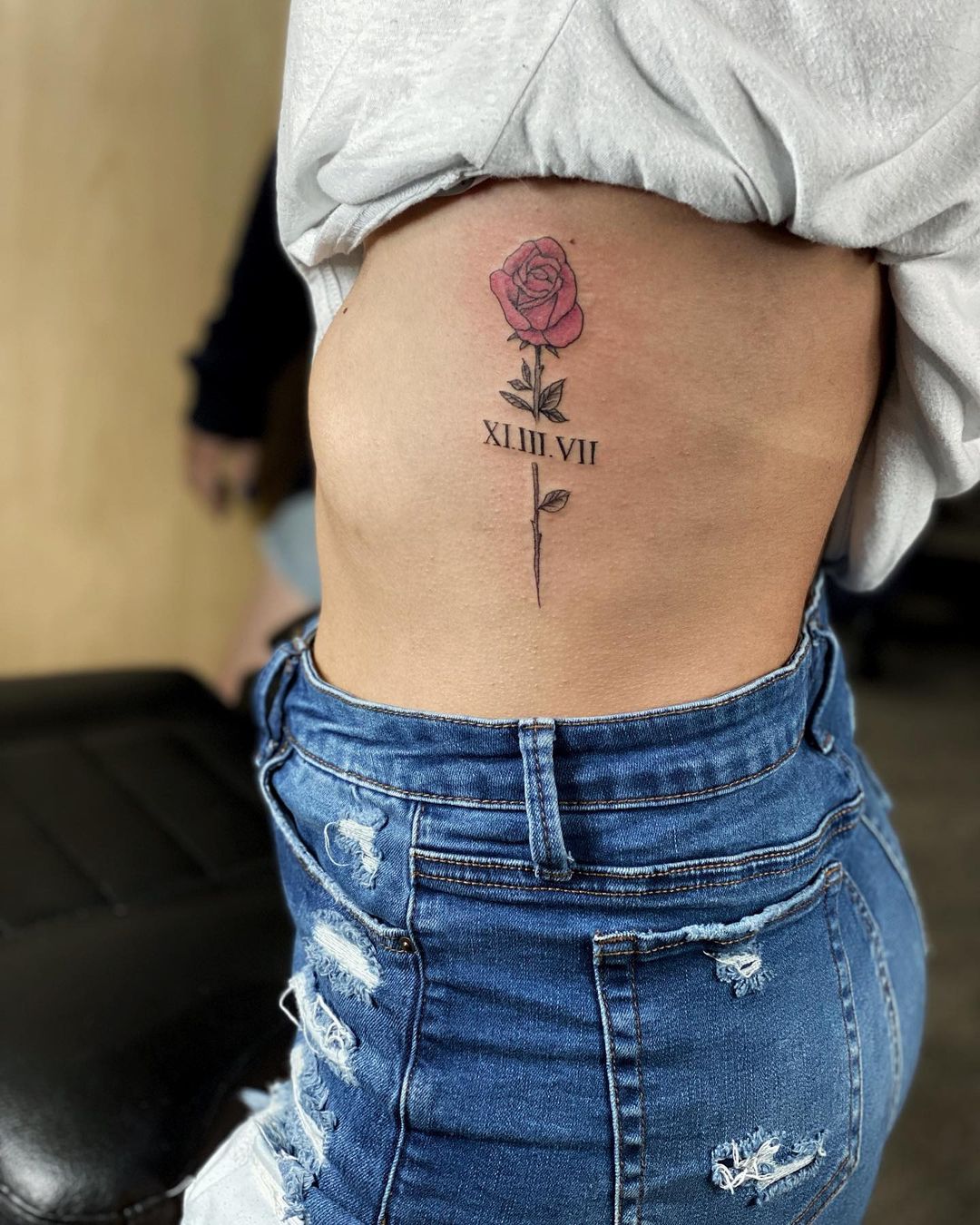 Tatuaje lateral de costilla rosa brillante