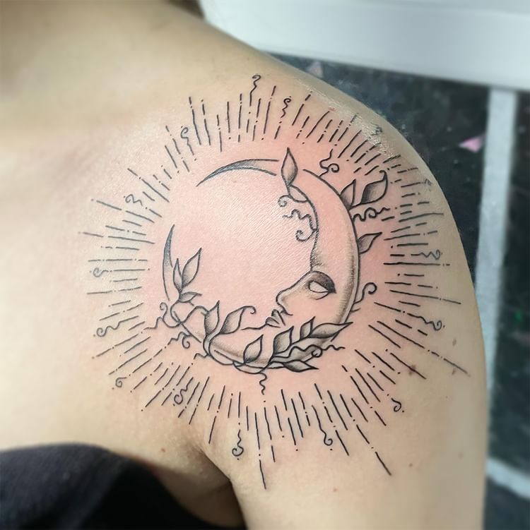 Tatuaje lunar celestial.