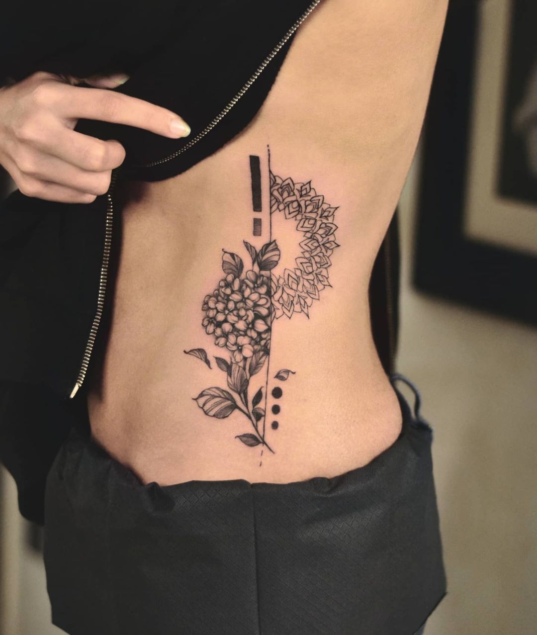 Tatuajes de costillas laterales - Edición femenina