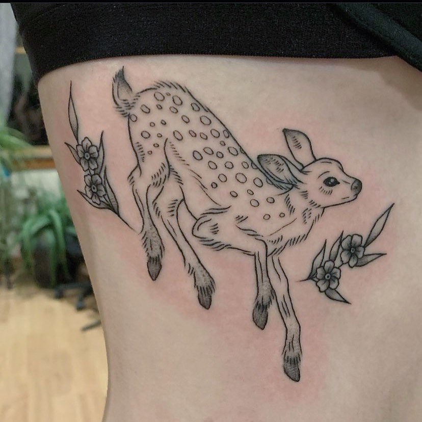 Tatuajes de costillas laterales para amantes de la naturaleza