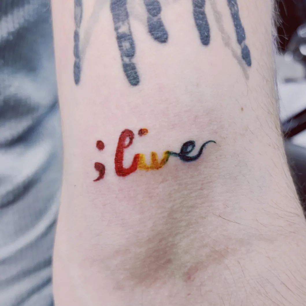 Tatuajes de Punto y Coma en Vivo