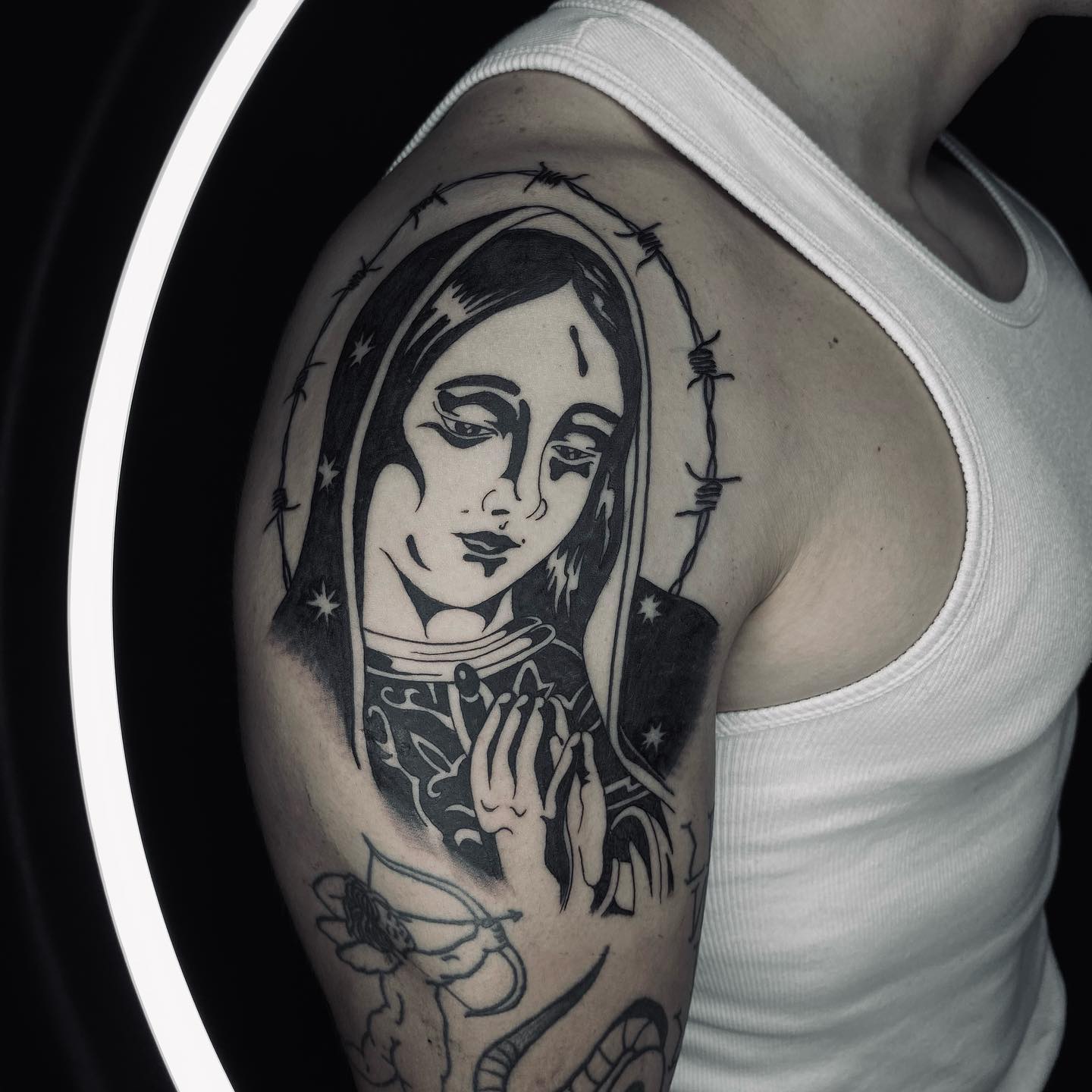 Alambre de púas y tatuaje de la Virgen de Guadalupe