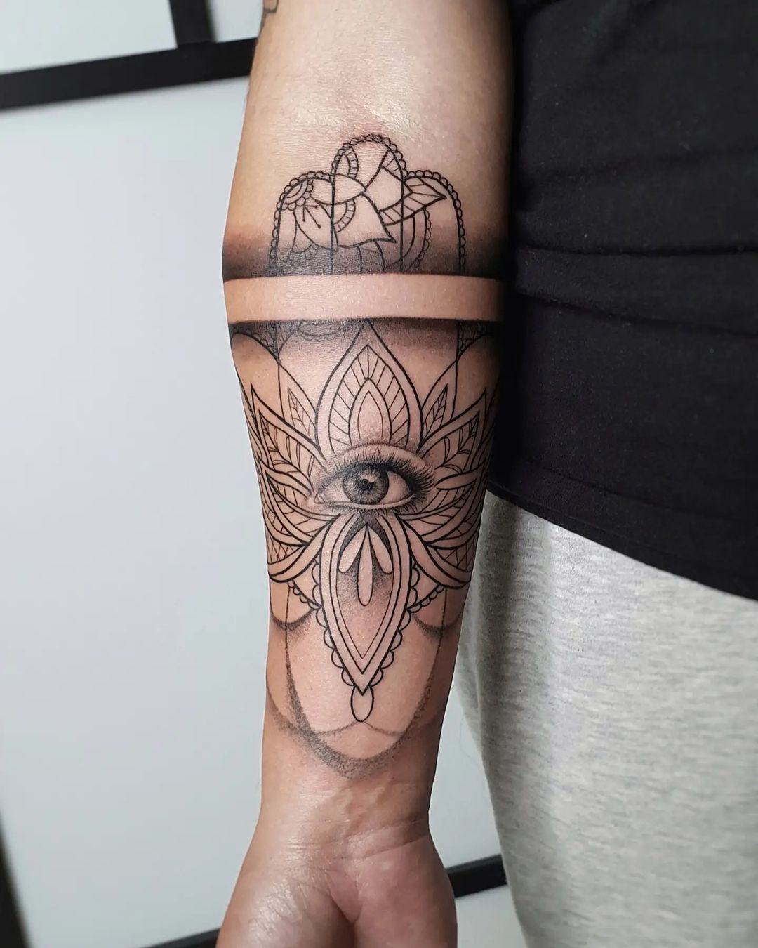 Antebrazo Tatuaje de Hamsa de tinta negra