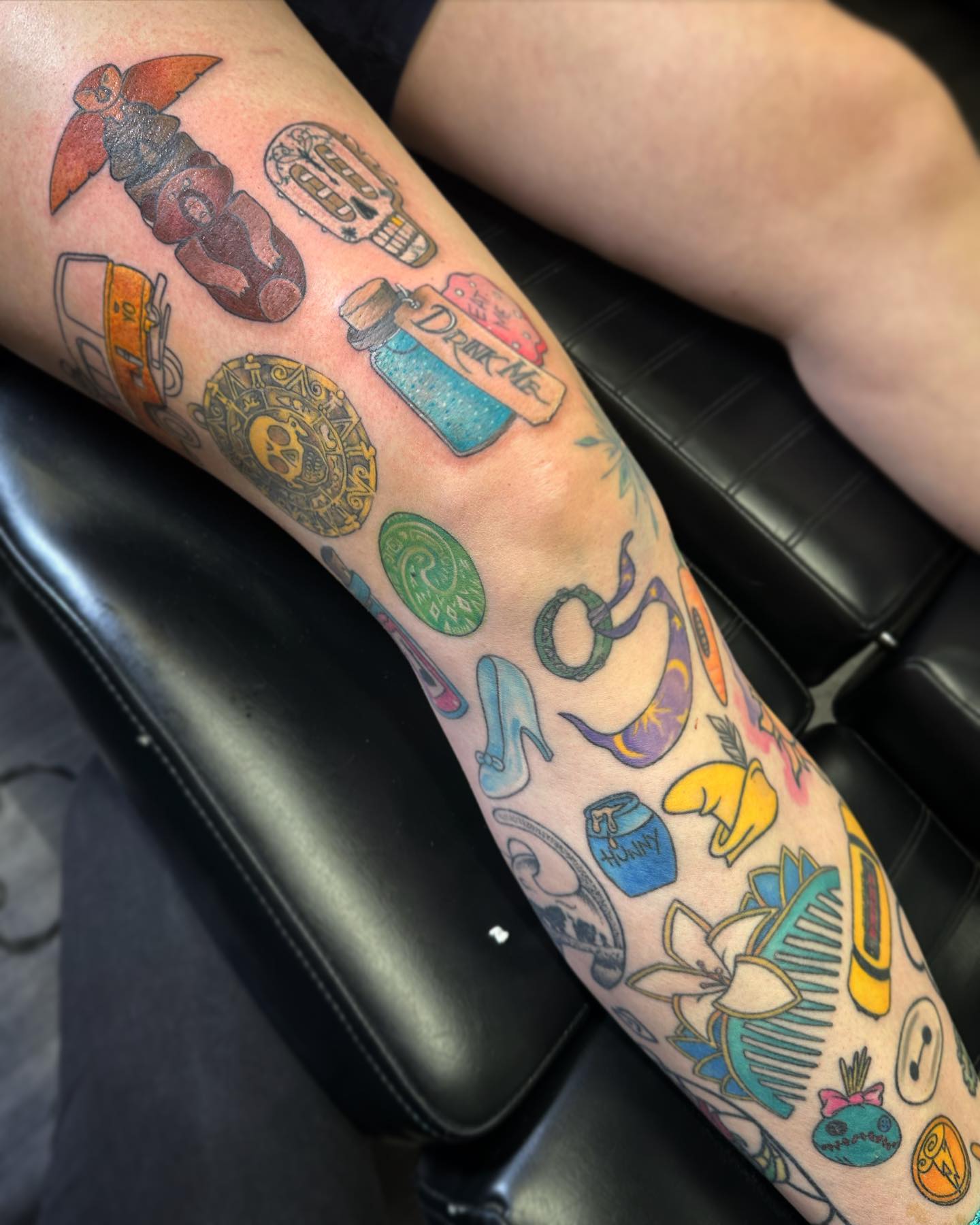 Diseño de tatuaje con estampado de Disney en rompecabezas.