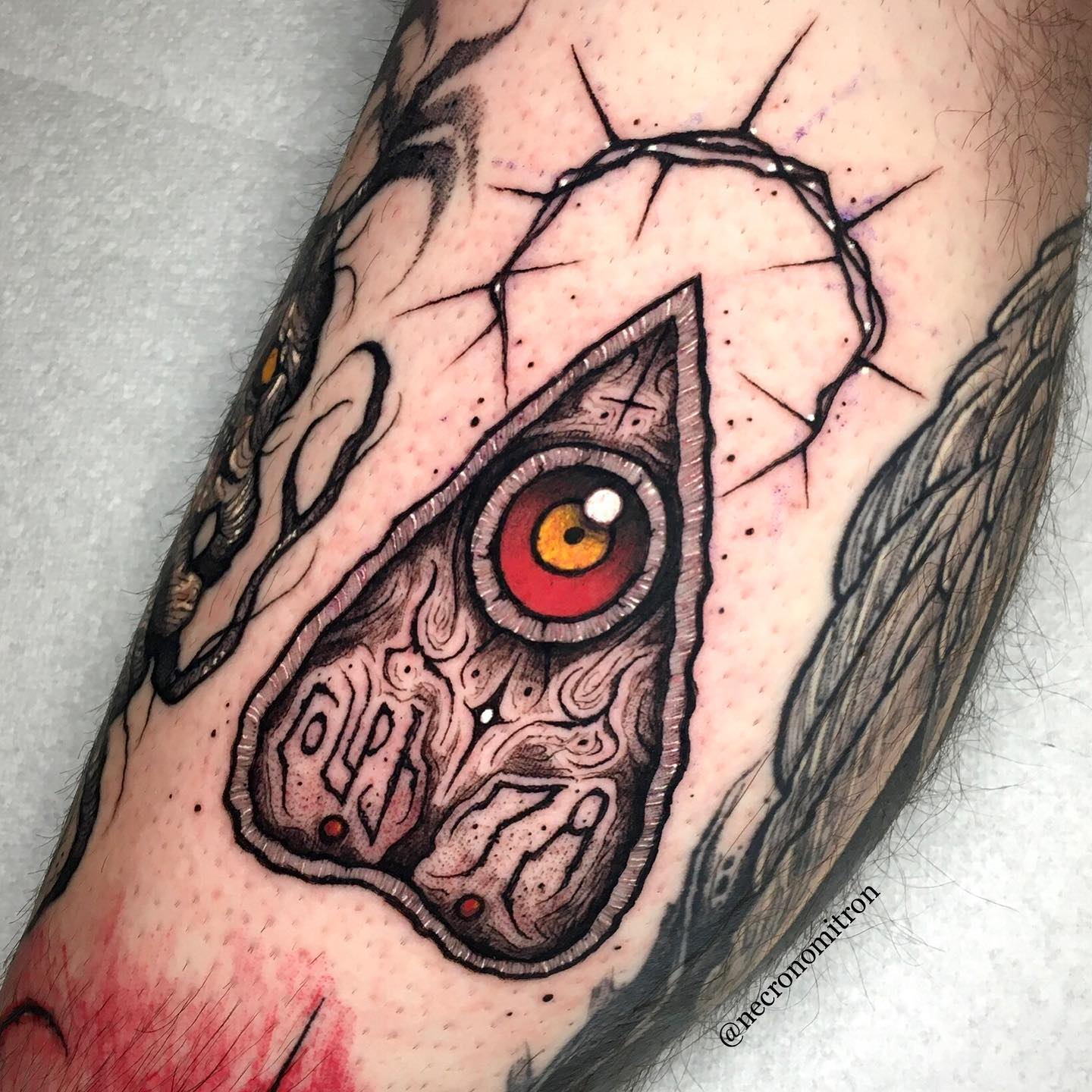 Diseño de tatuaje divertido de bruja.