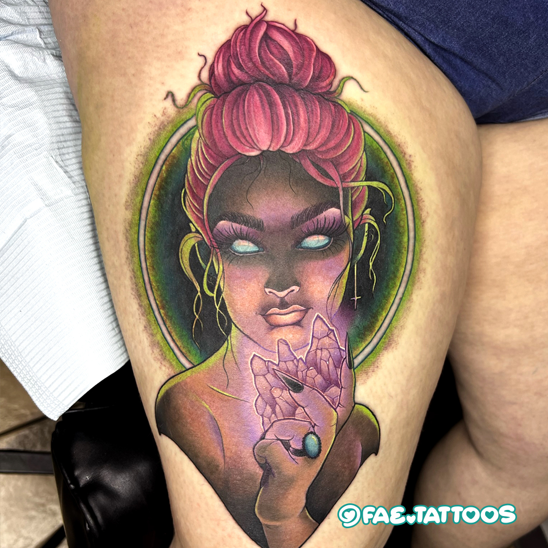 Gran tatuaje brujo en muslo colorido.